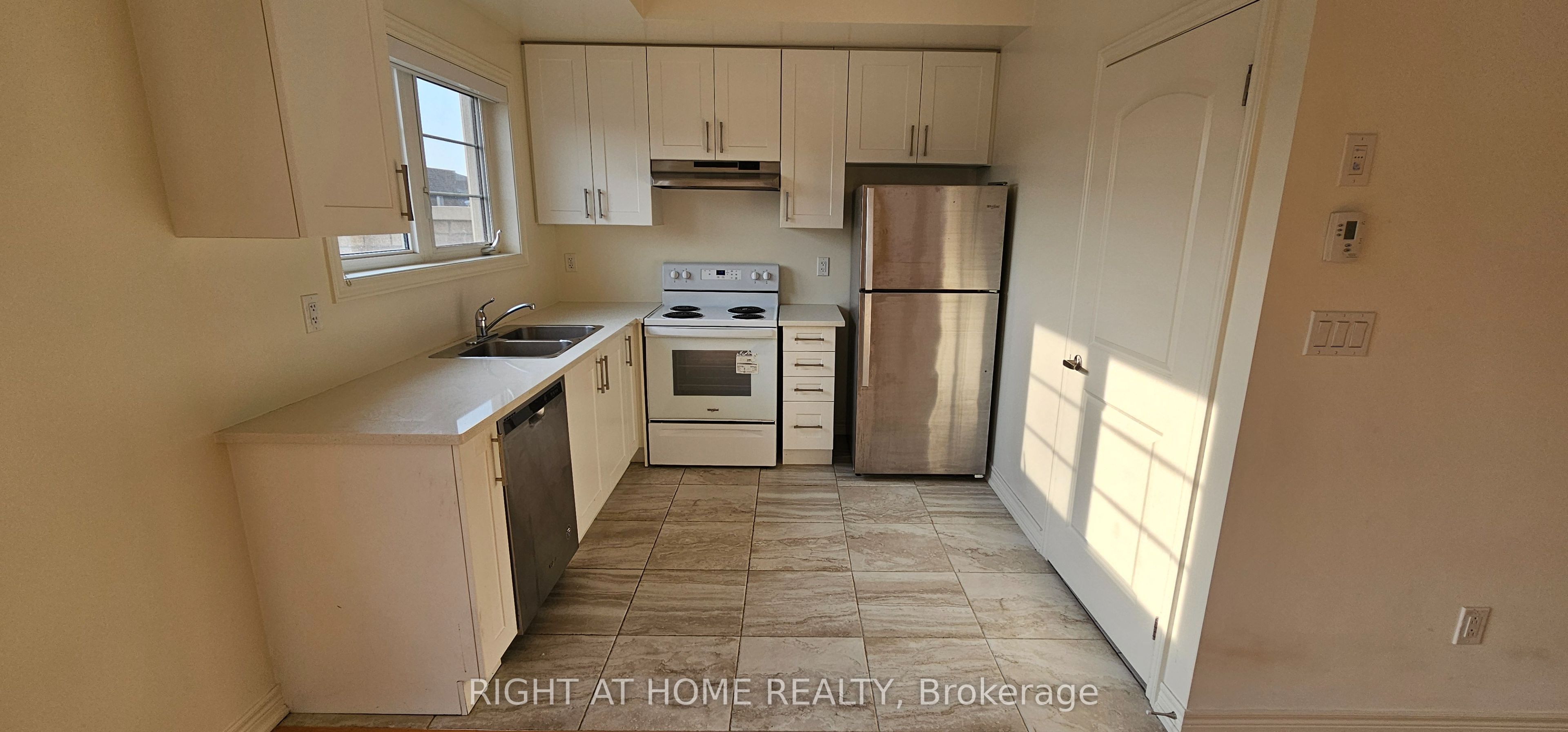 9430 Bayview Avenue Upper Property Photo 7