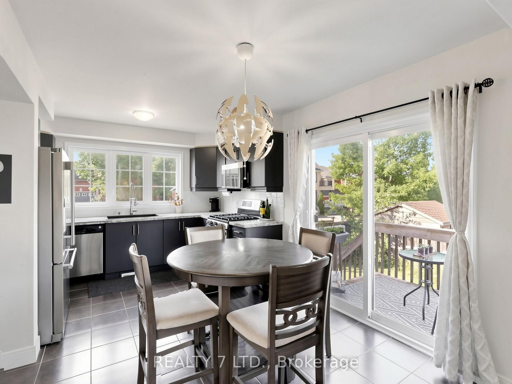 330 Cheryl Mews Boulevard Property Photo 13