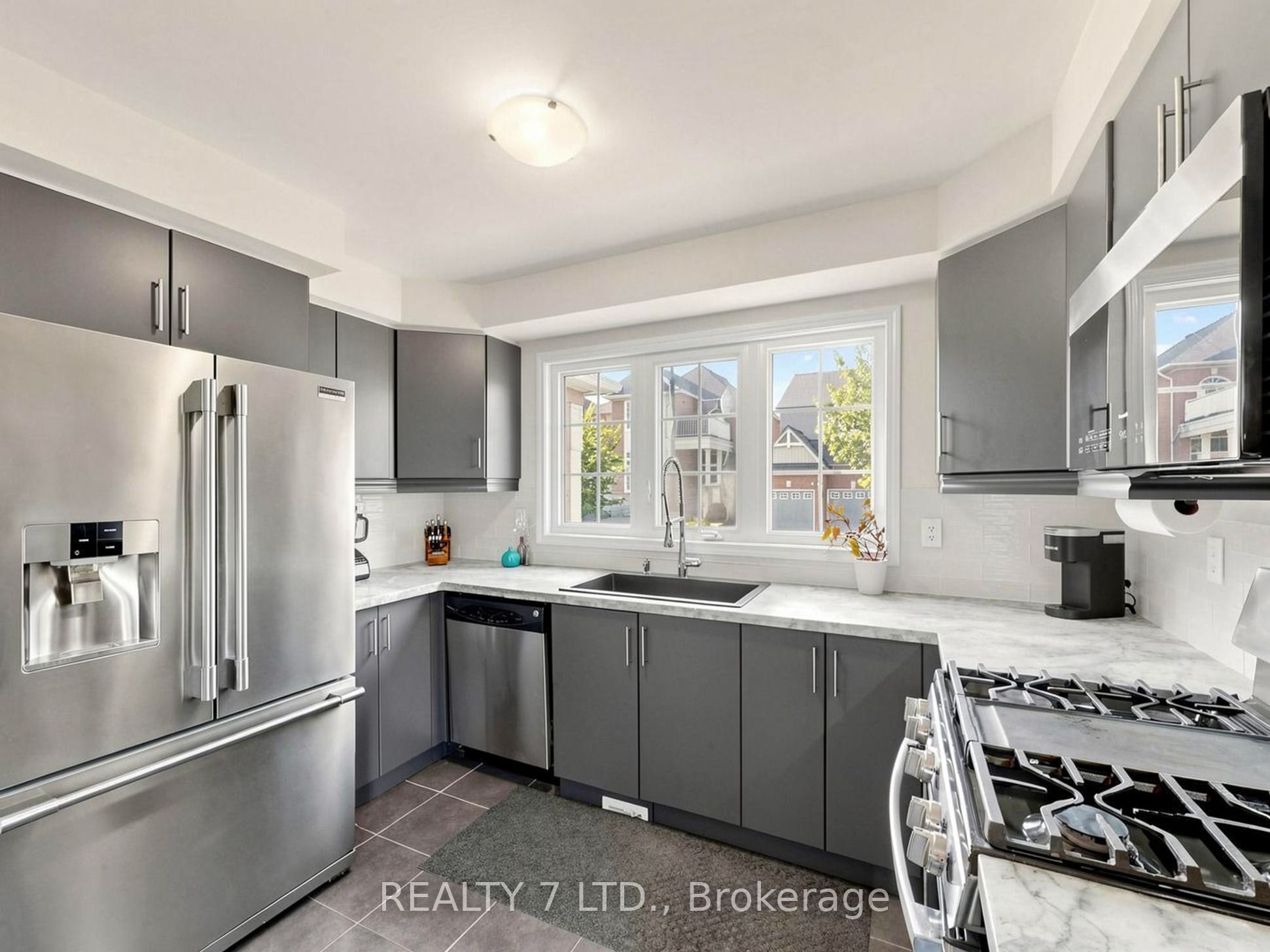 330 Cheryl Mews Boulevard Property Photo 15