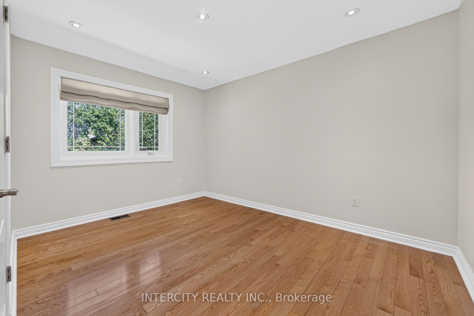 10 East Drive E Property Photo 18