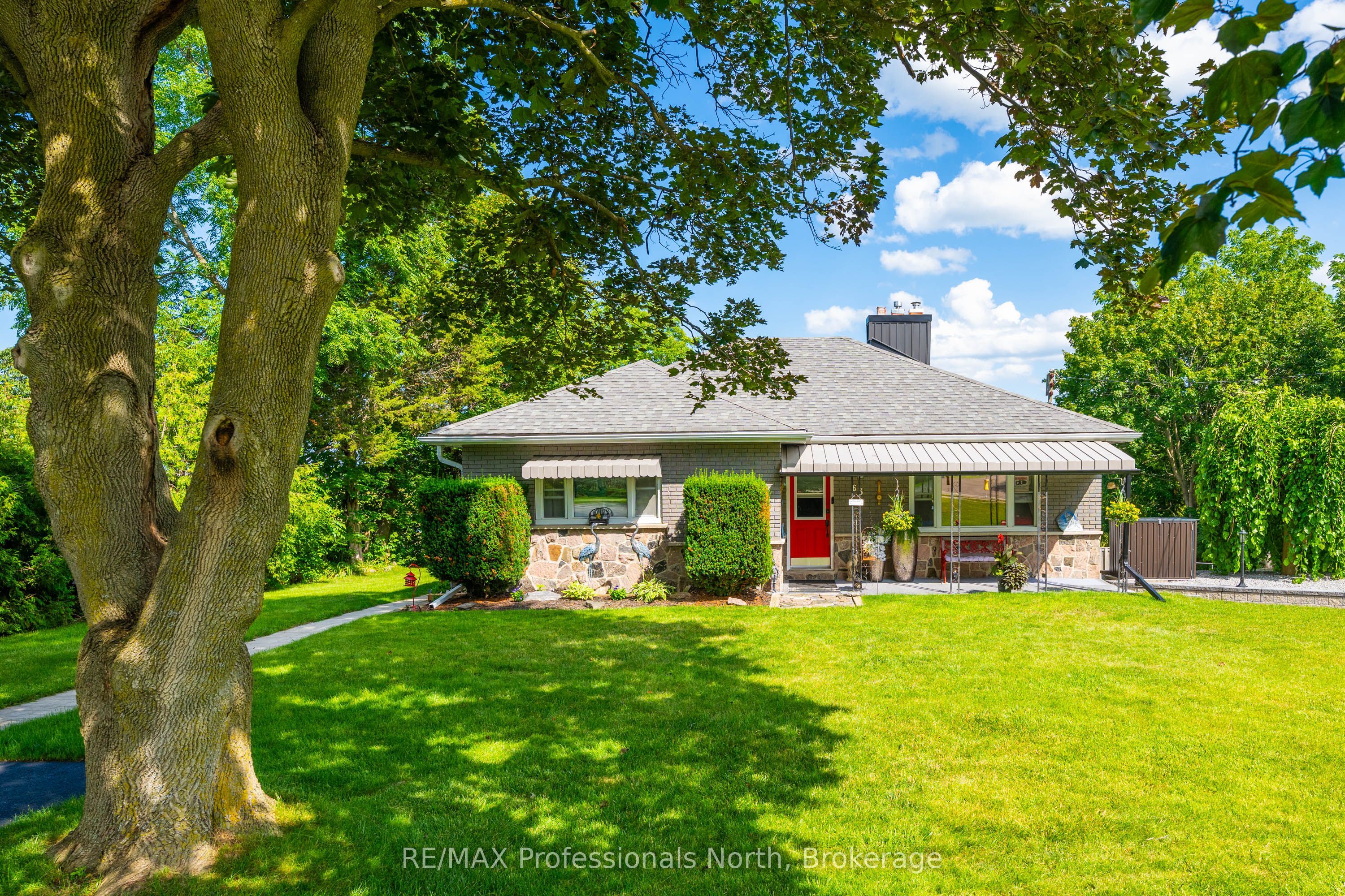 63 The Queensway N Property Photo 6