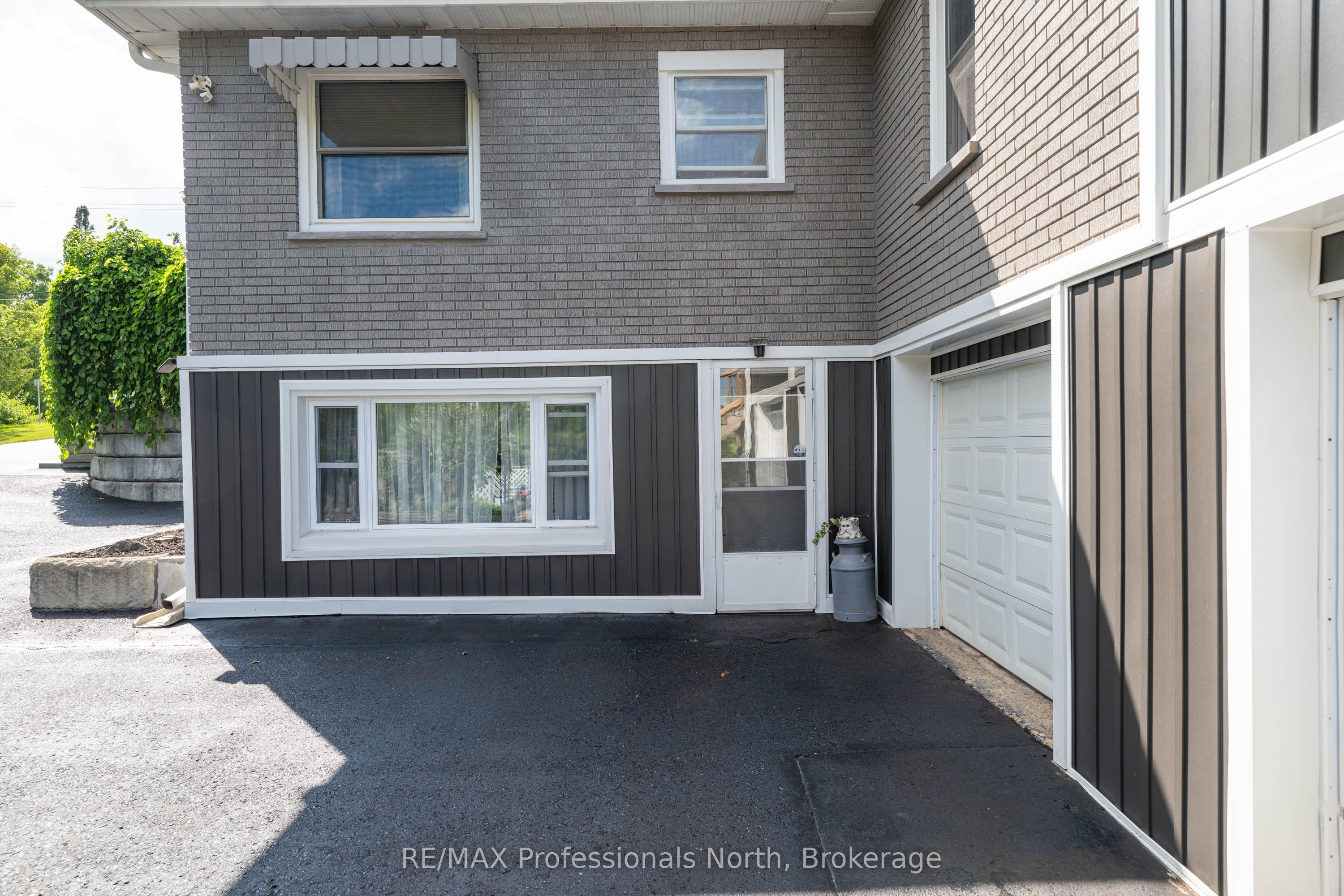 63 The Queensway N Property Photo 8