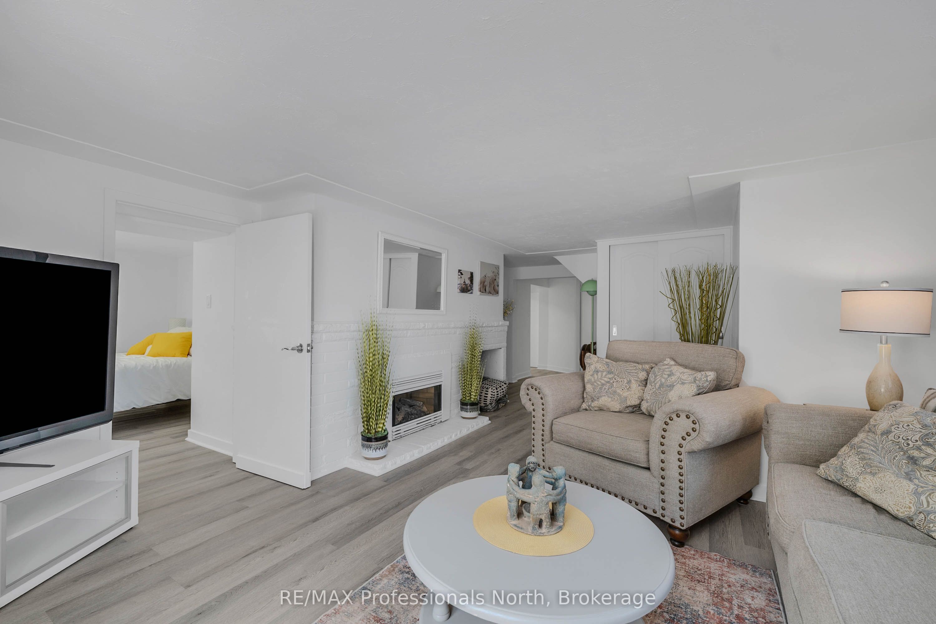 63 The Queensway N Property Photo 33
