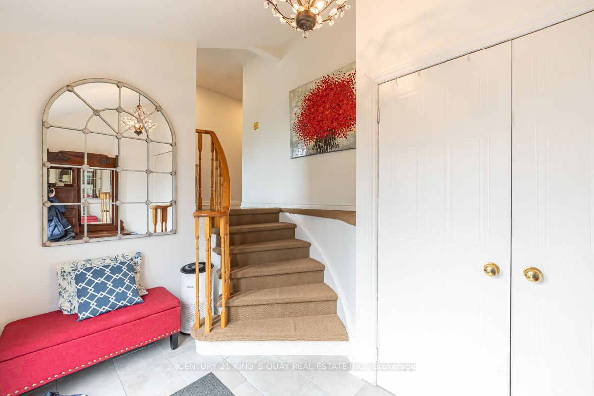 40 Stonehill Boulevard Property Photo 3