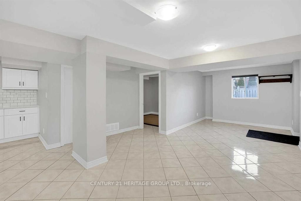 521 Heddle Crescent Property Photo 4