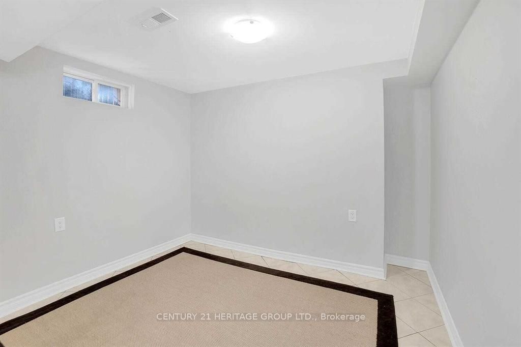521 Heddle Crescent Property Photo 5