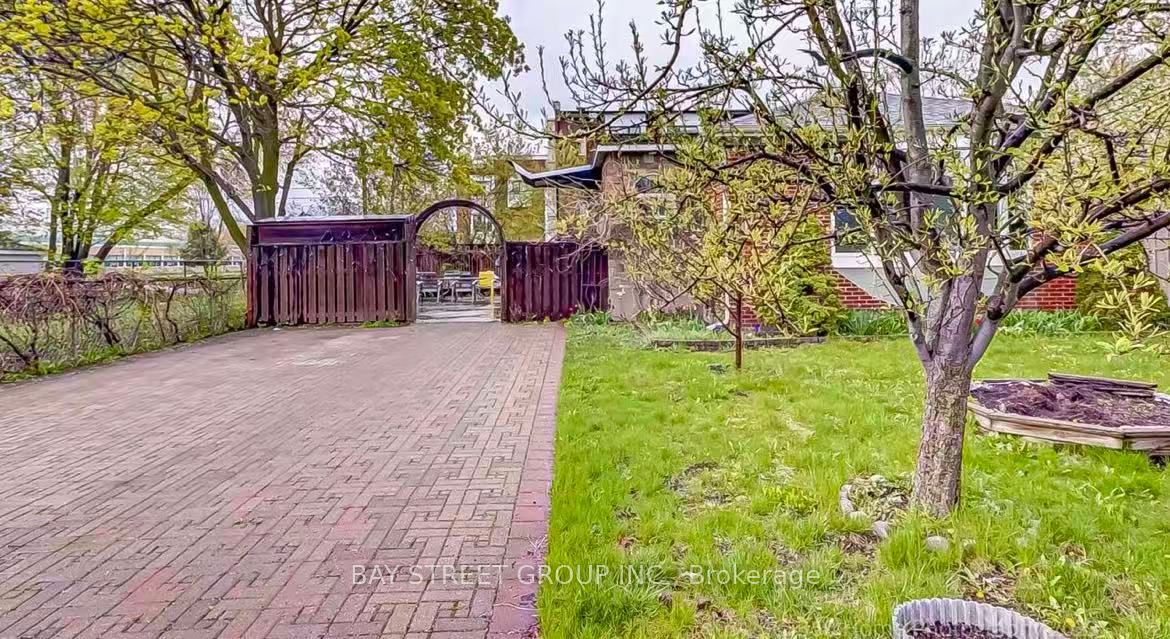 497 Lynett Crescent Lower Property Photo 1