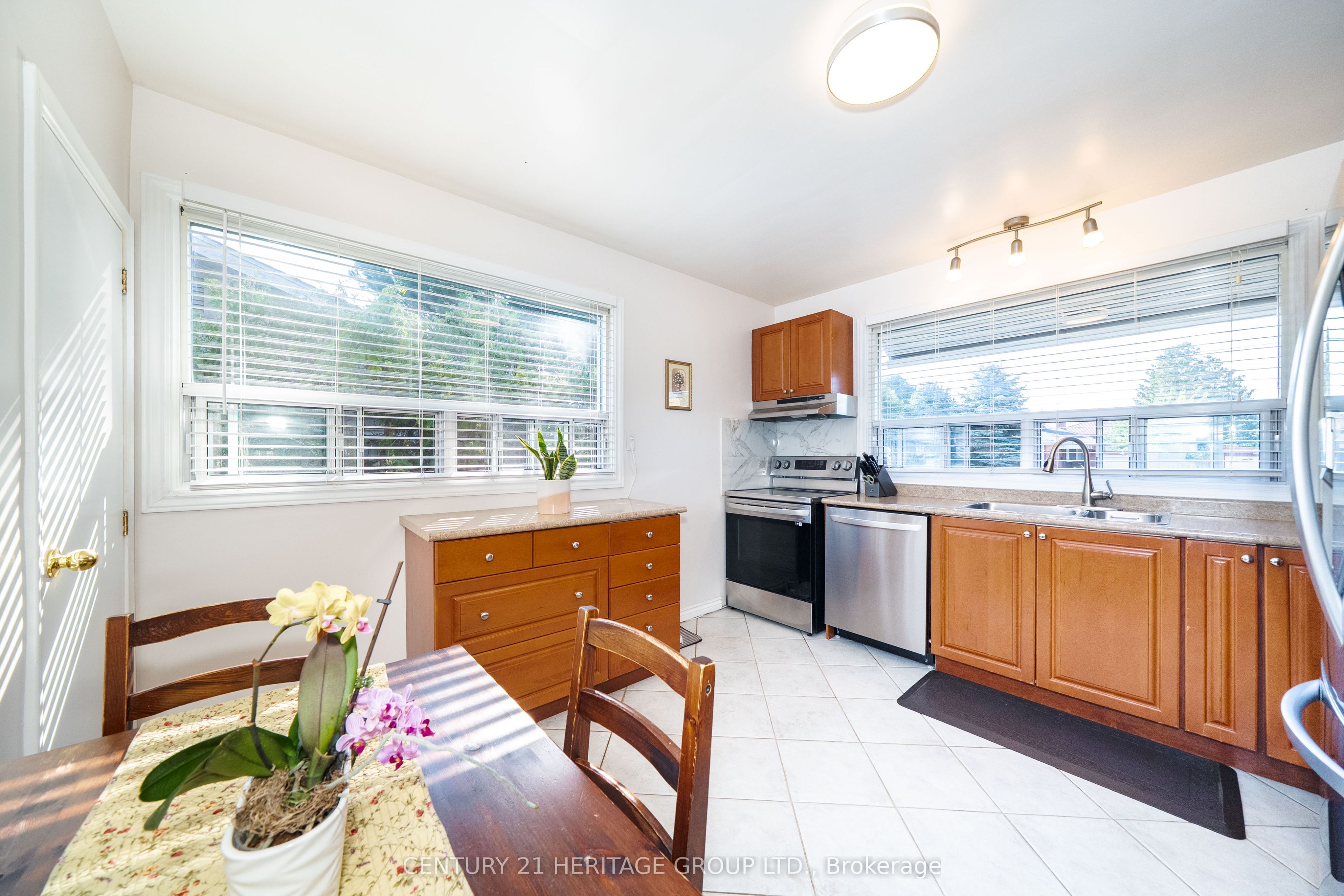 417 Paliser Crescent S Property Photo 10