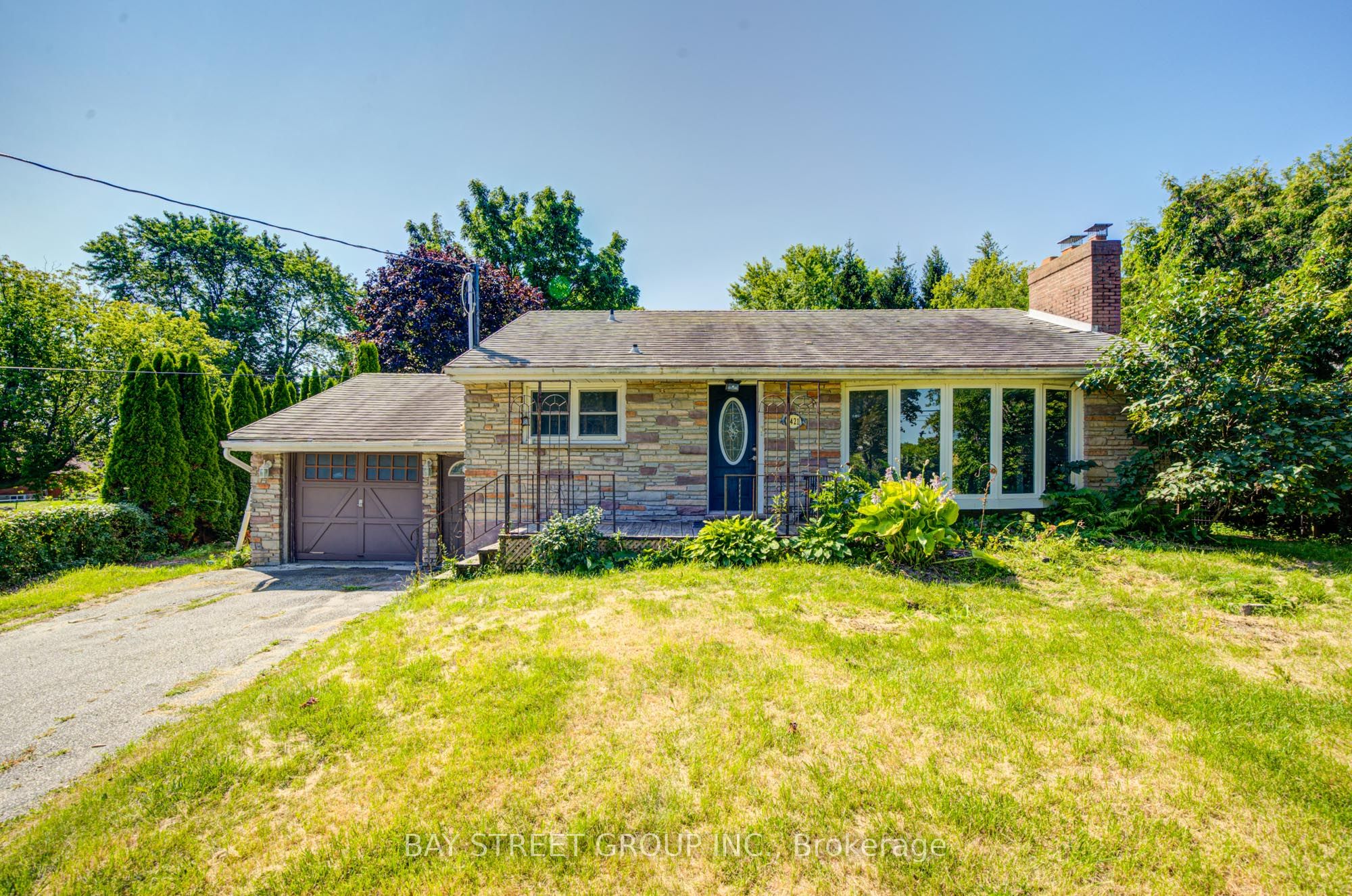 1421 Old Green Lane E Property Photo 4