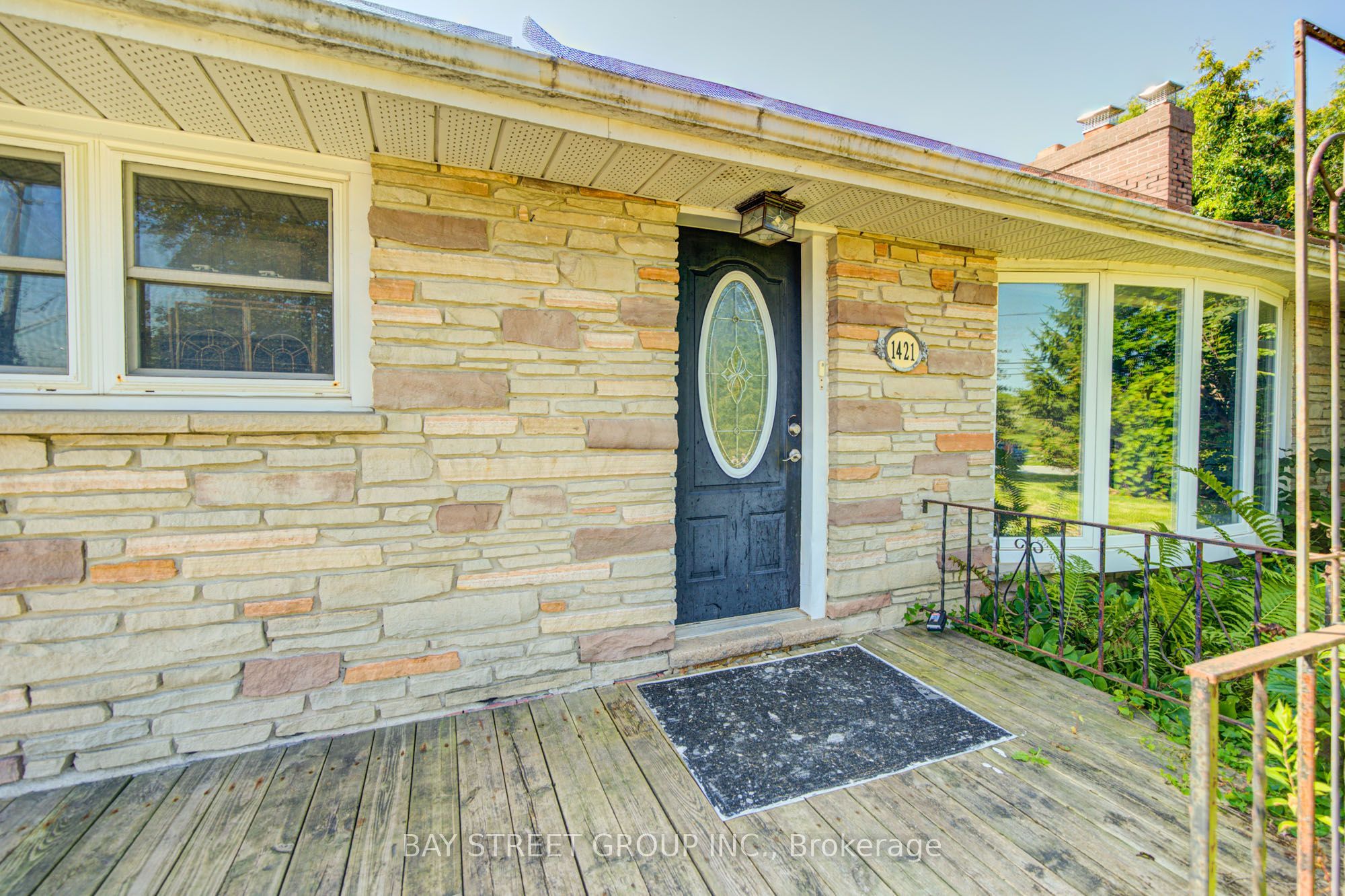 1421 Old Green Lane E Property Photo 5