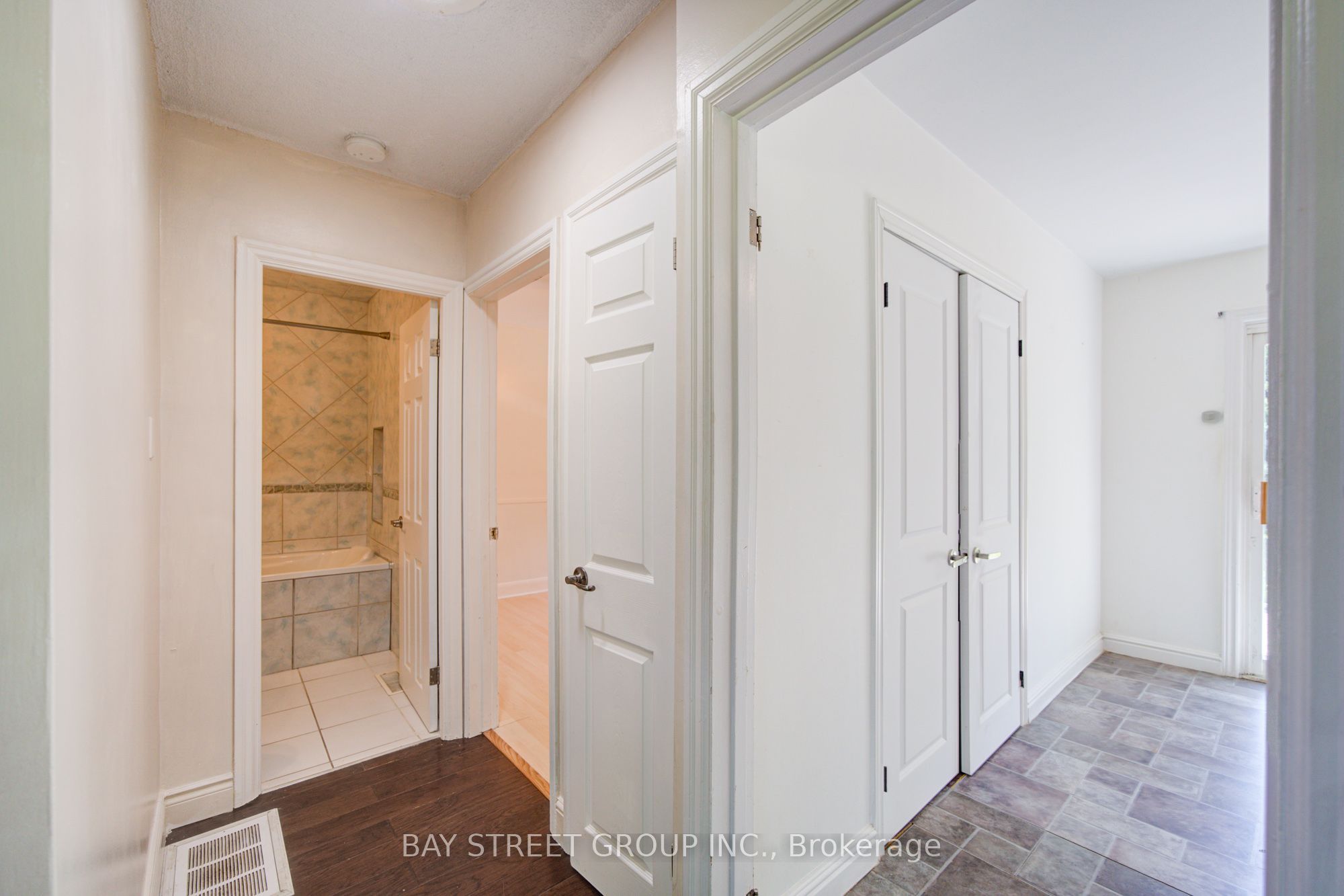 1421 Old Green Lane E Property Photo 15