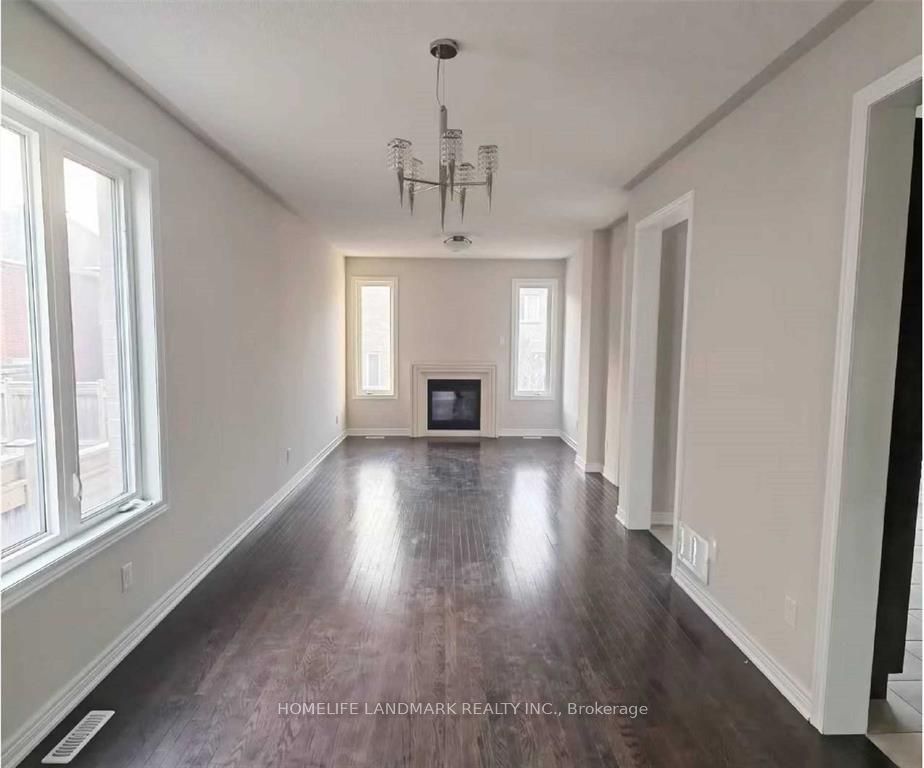77 Reynolds Crescent Property Photo 2