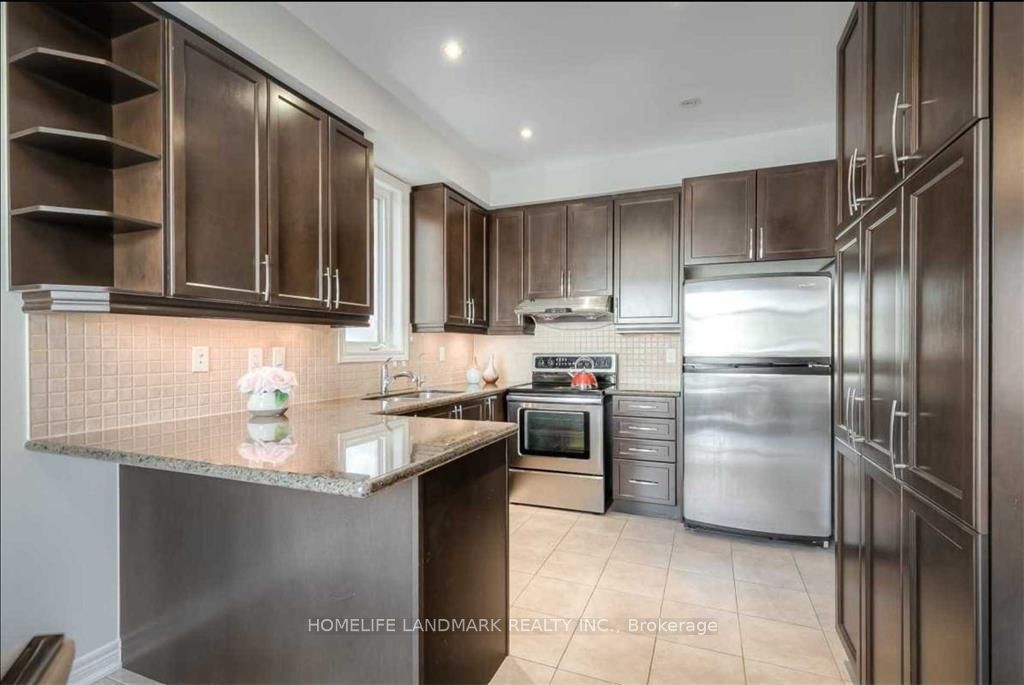 77 Reynolds Crescent Property Photo 3