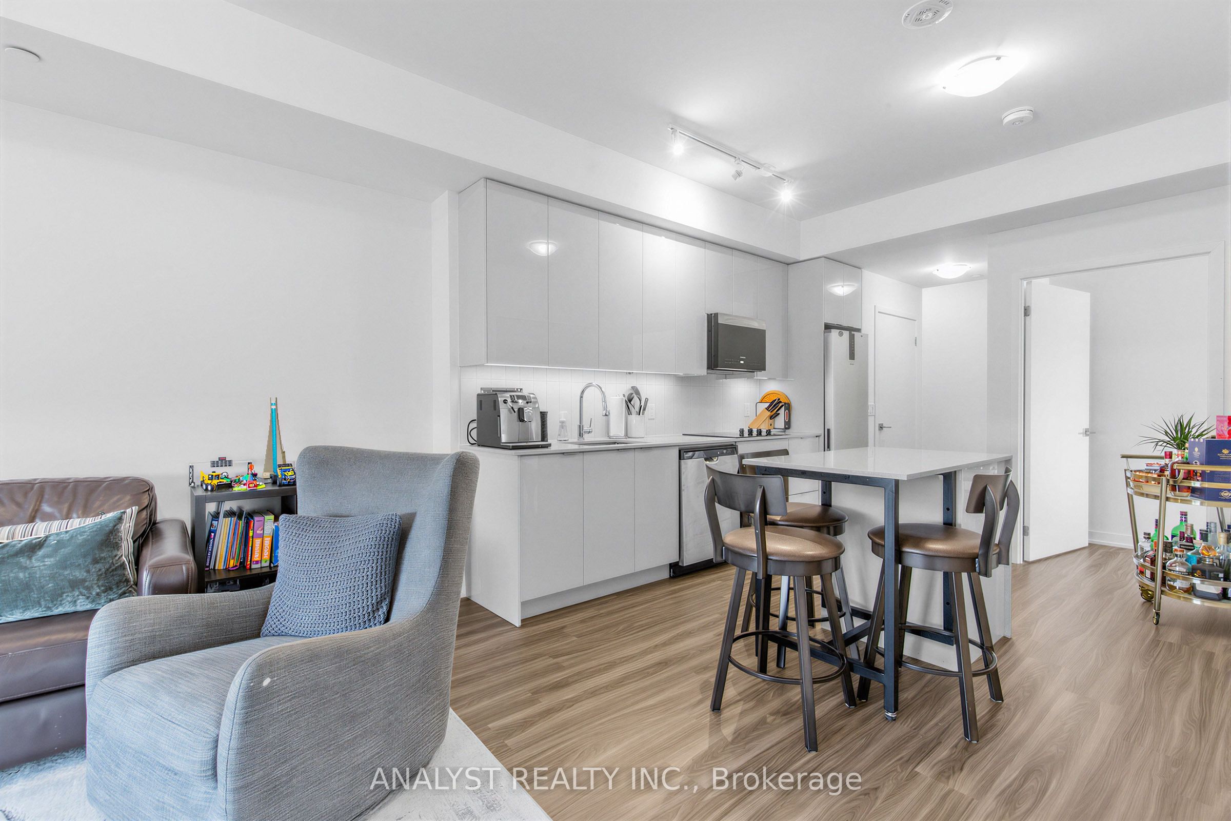 498 Caldari Road 522 Property Photo 9