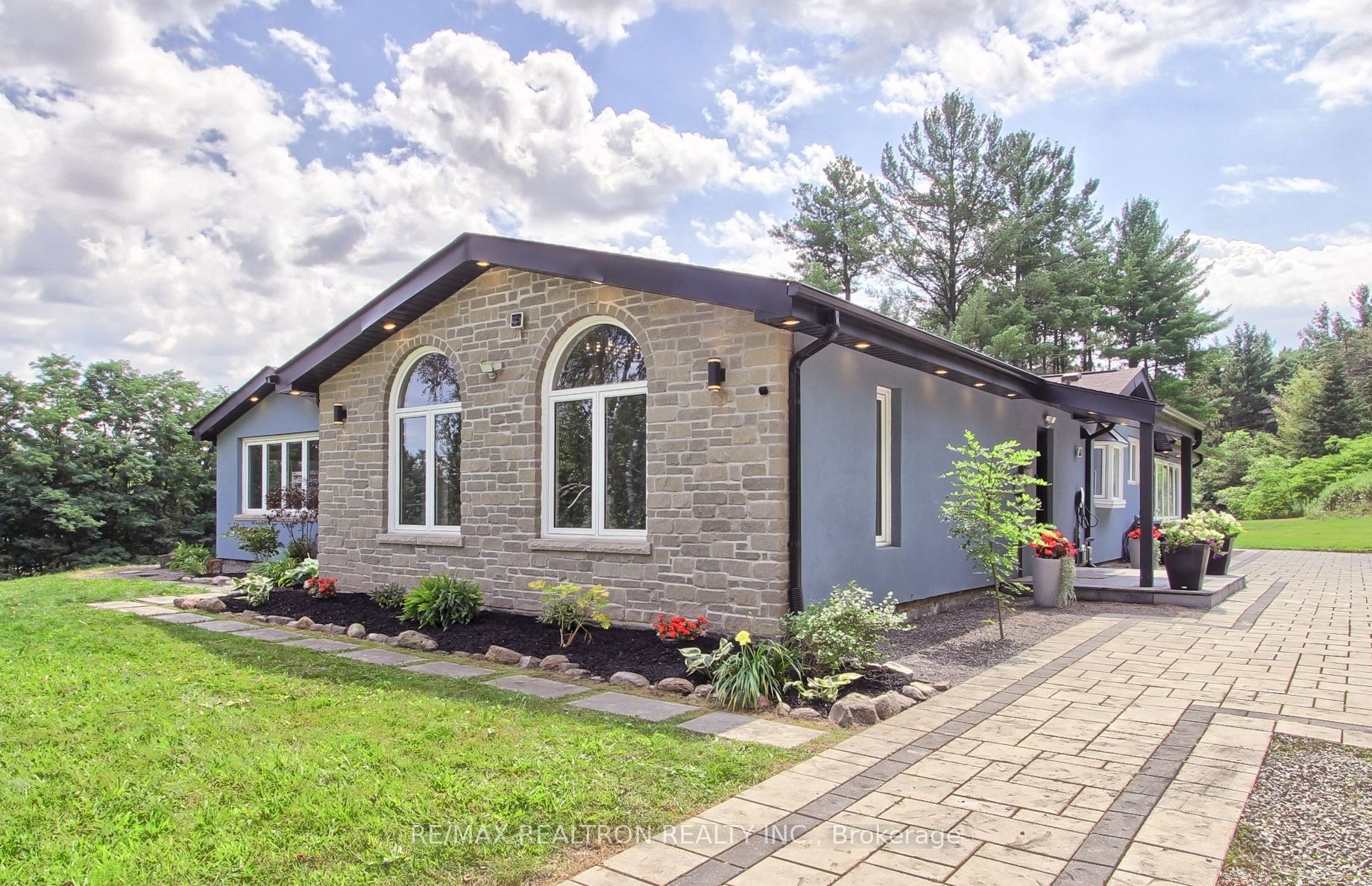 3433 Mount Albert Road Property Photo 5