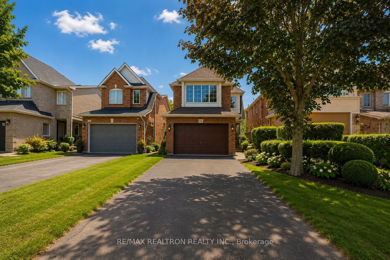 416 Heddle Crescent Property Photo 2