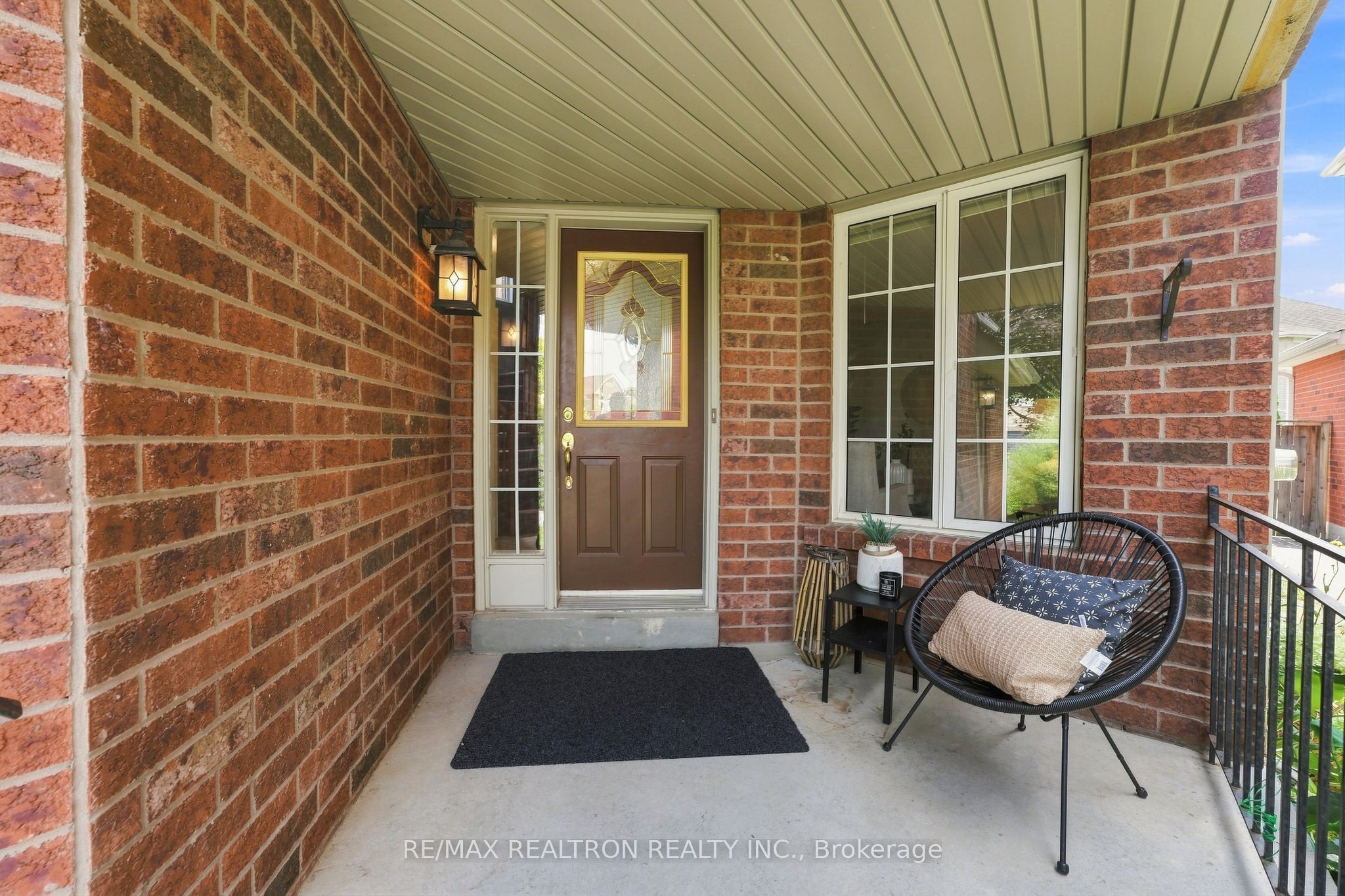416 Heddle Crescent Property Photo 3
