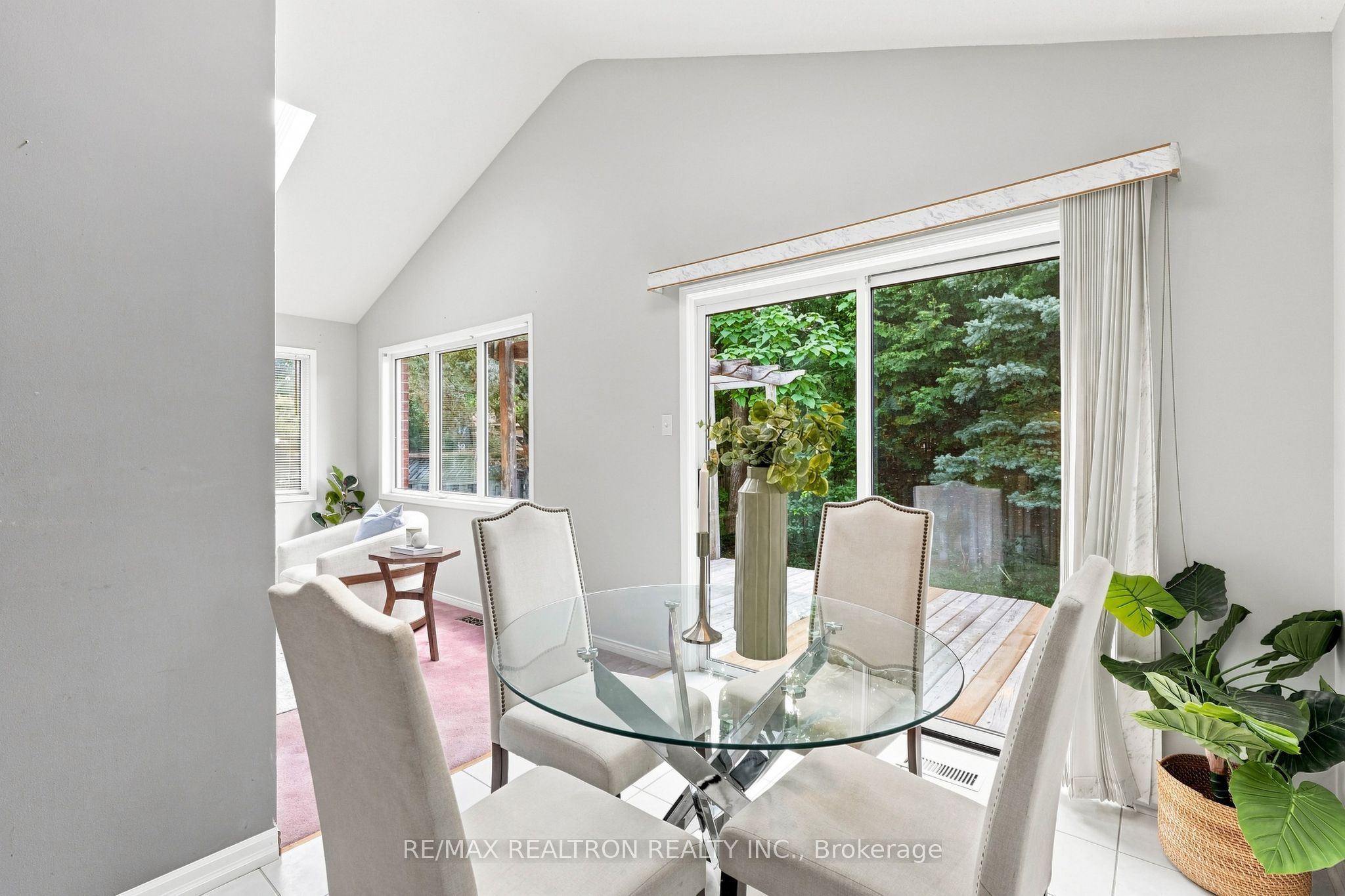416 Heddle Crescent Property Photo 15