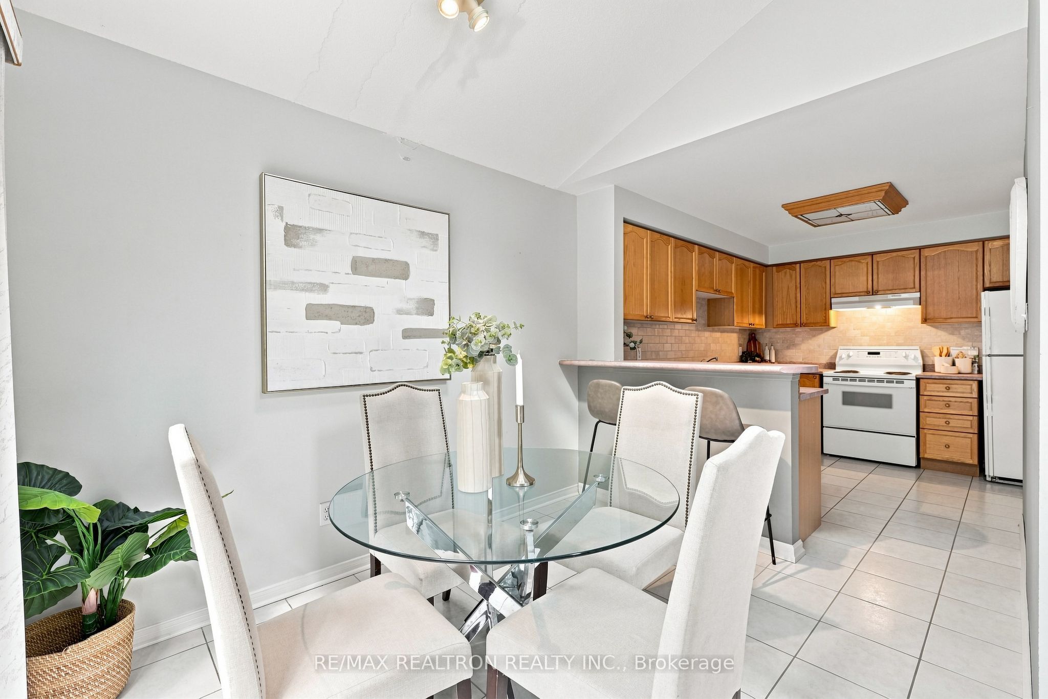 416 Heddle Crescent Property Photo 16