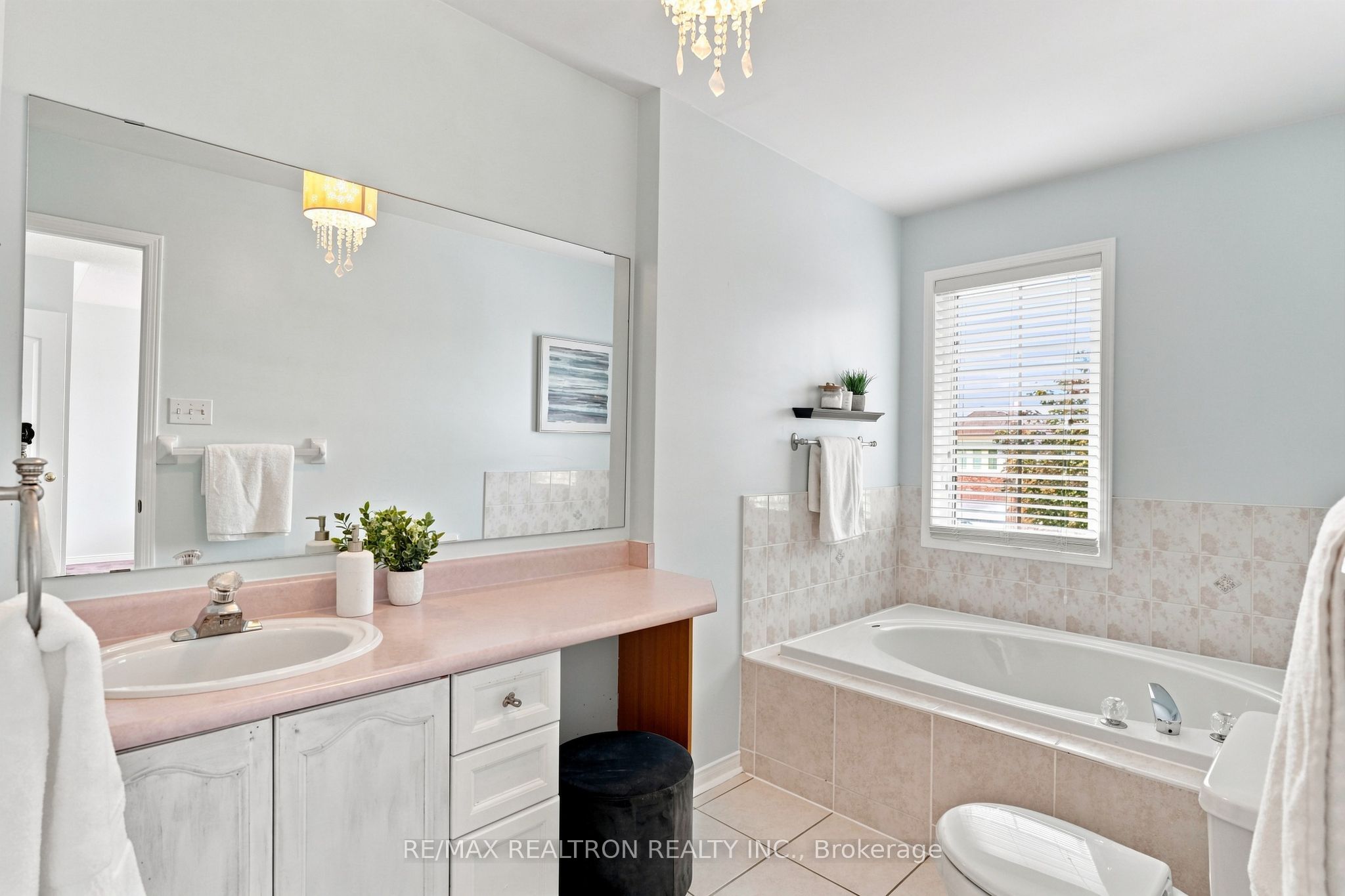 416 Heddle Crescent Property Photo 20