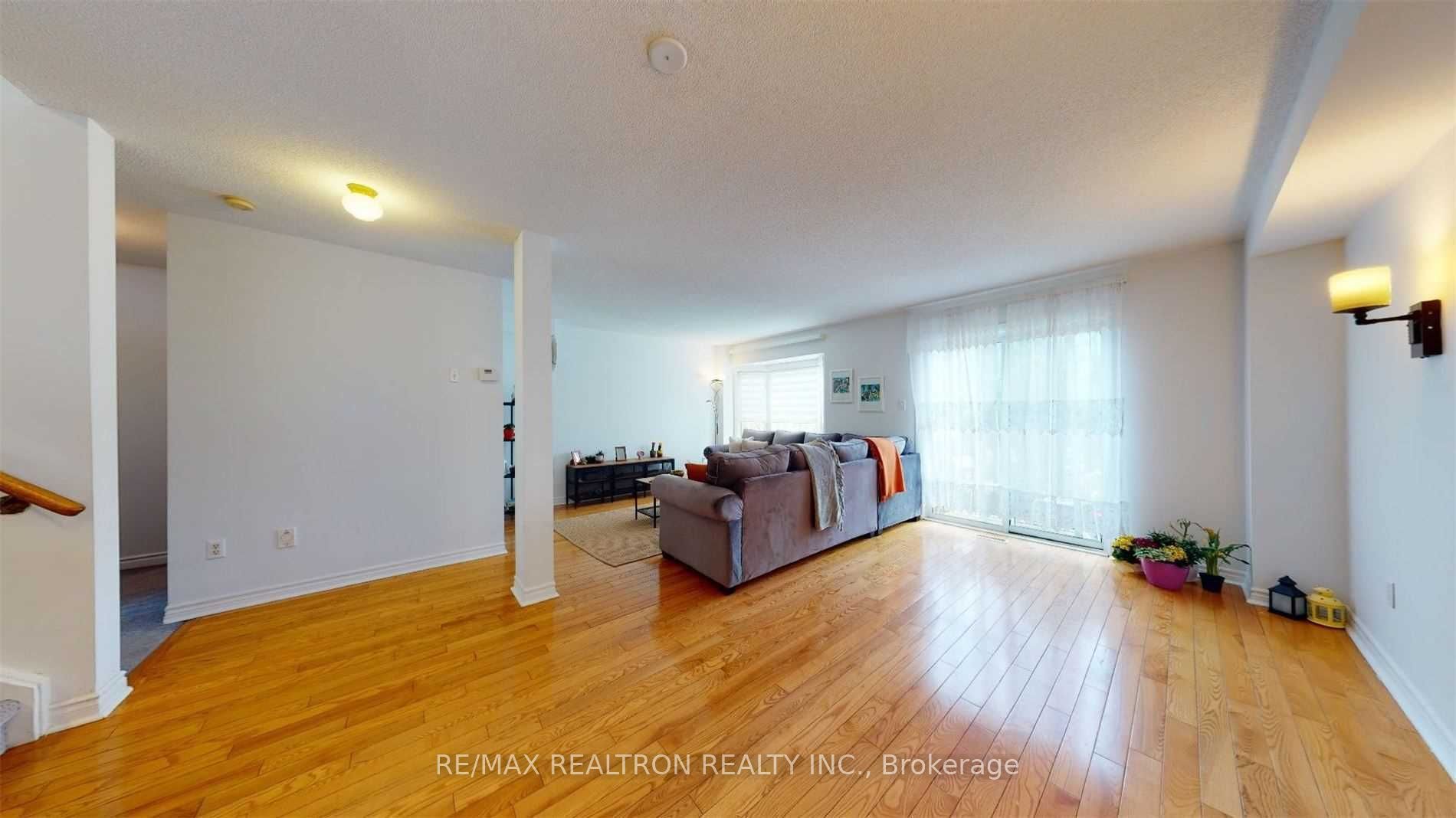 102 Royal Chapin Crescent Property Photo 2