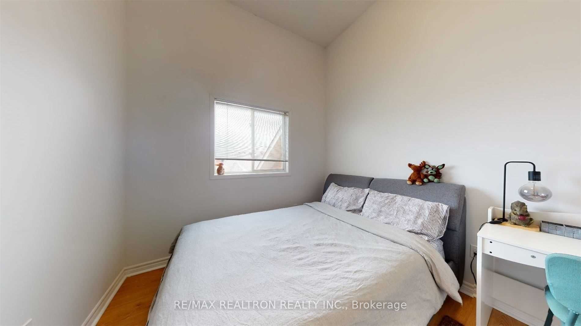 102 Royal Chapin Crescent Property Photo 11