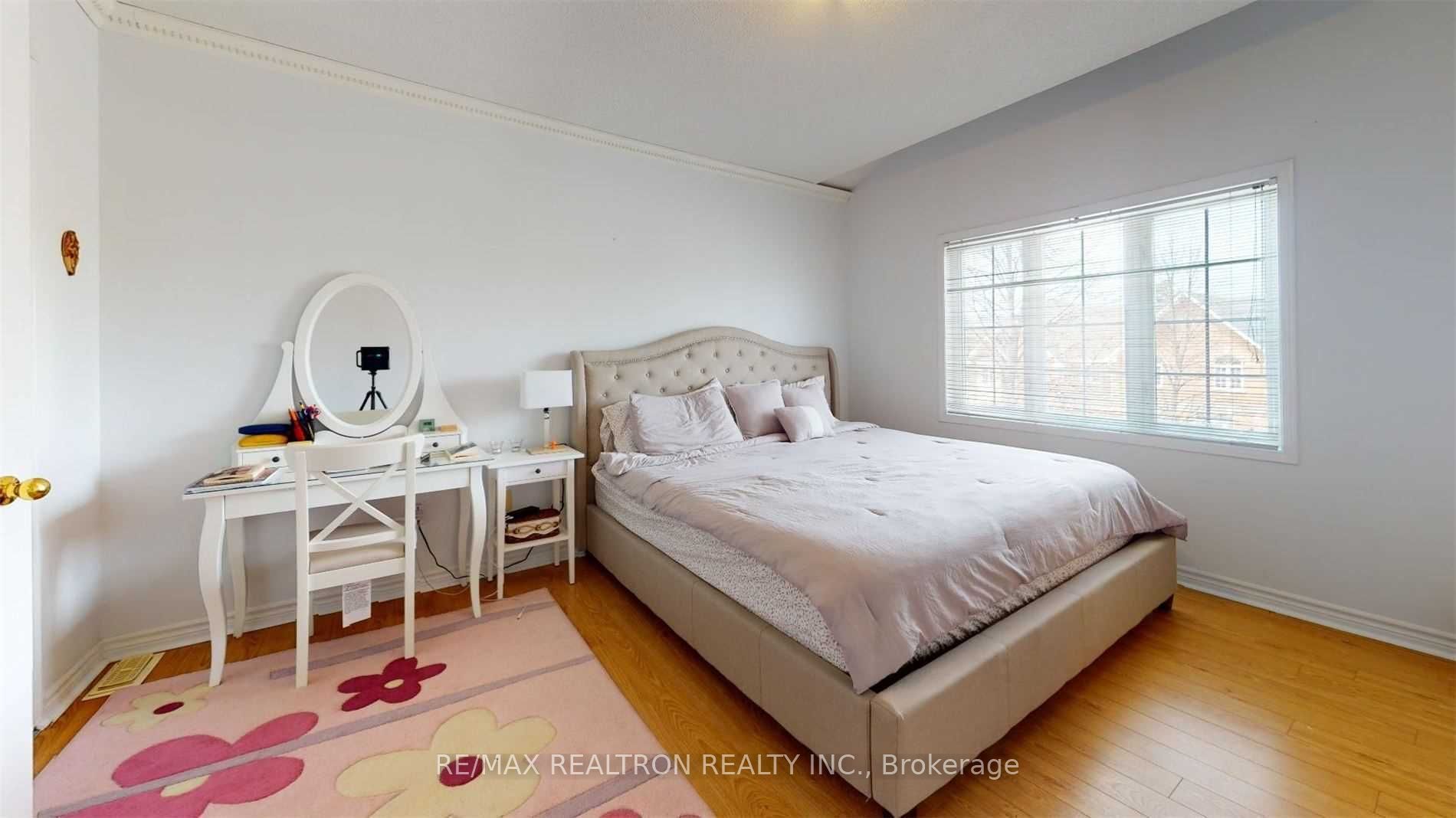 102 Royal Chapin Crescent Property Photo 13