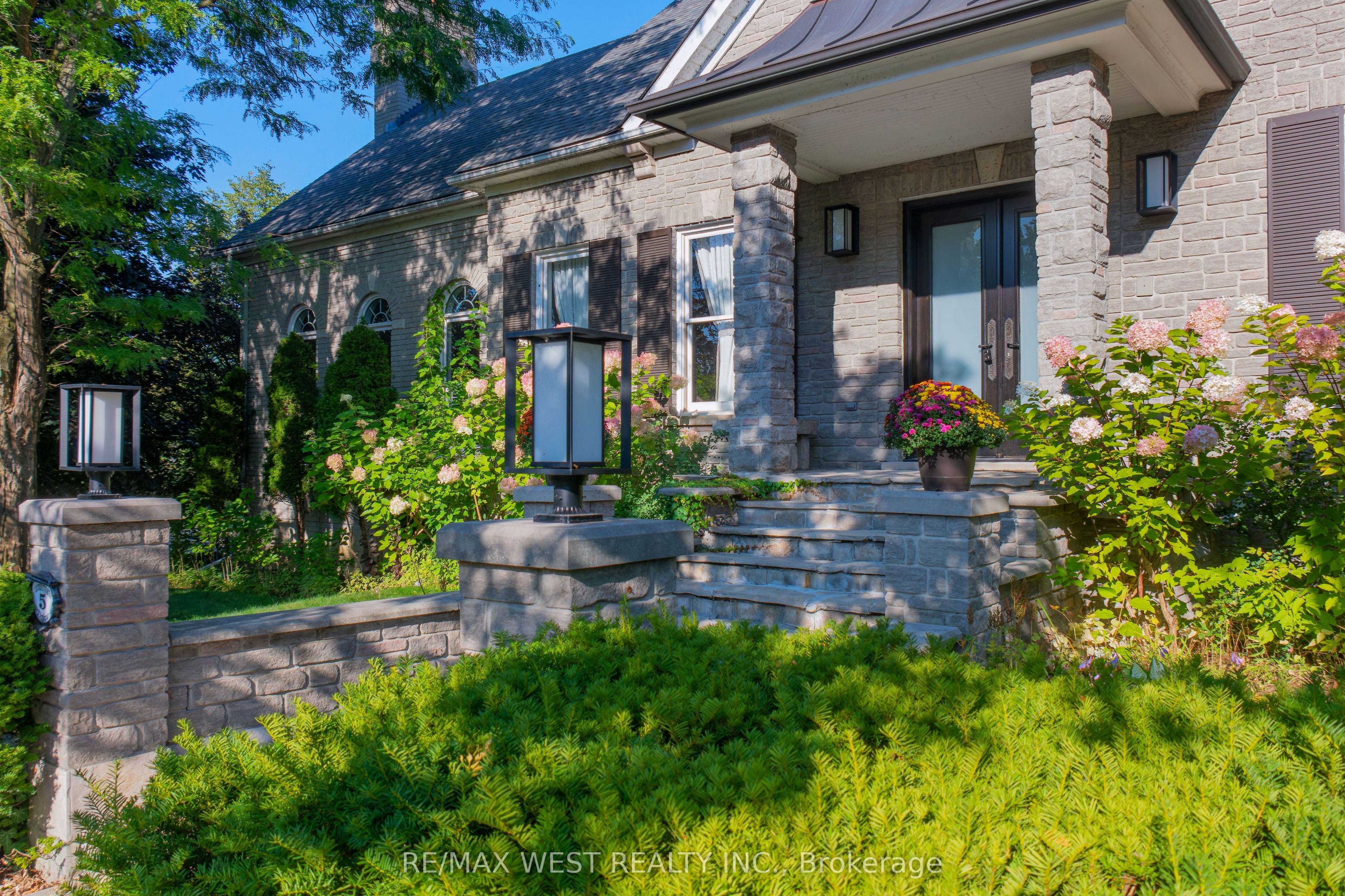 5 Humberview Drive Property Photo 1