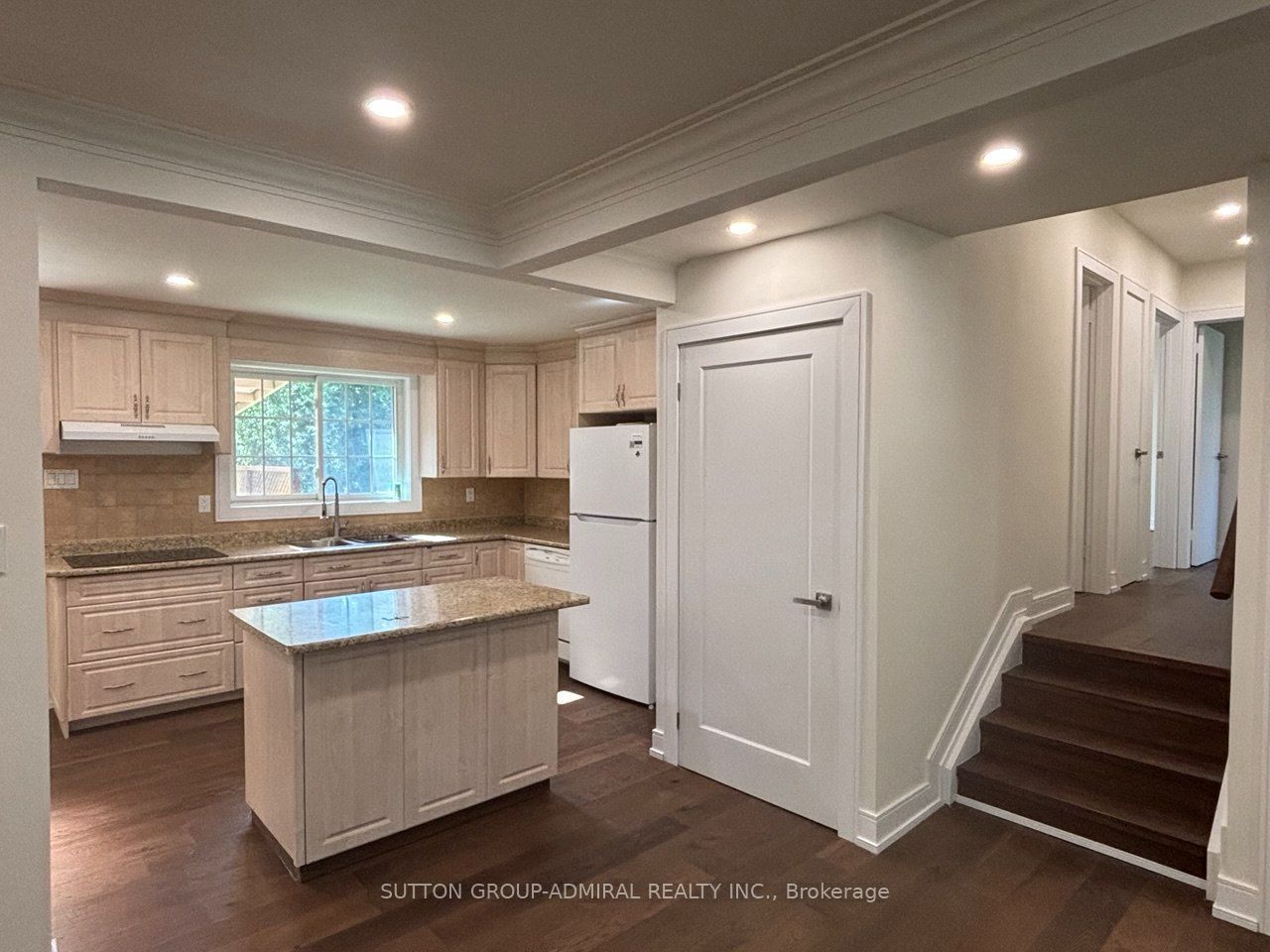 86 Hamilton Drive Main Floor Property Photo 6