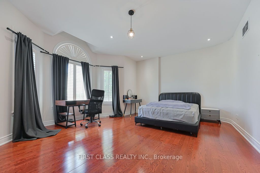 2 Wainwright Avenue Property Photo 32