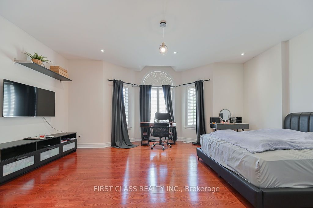 2 Wainwright Avenue Property Photo 33