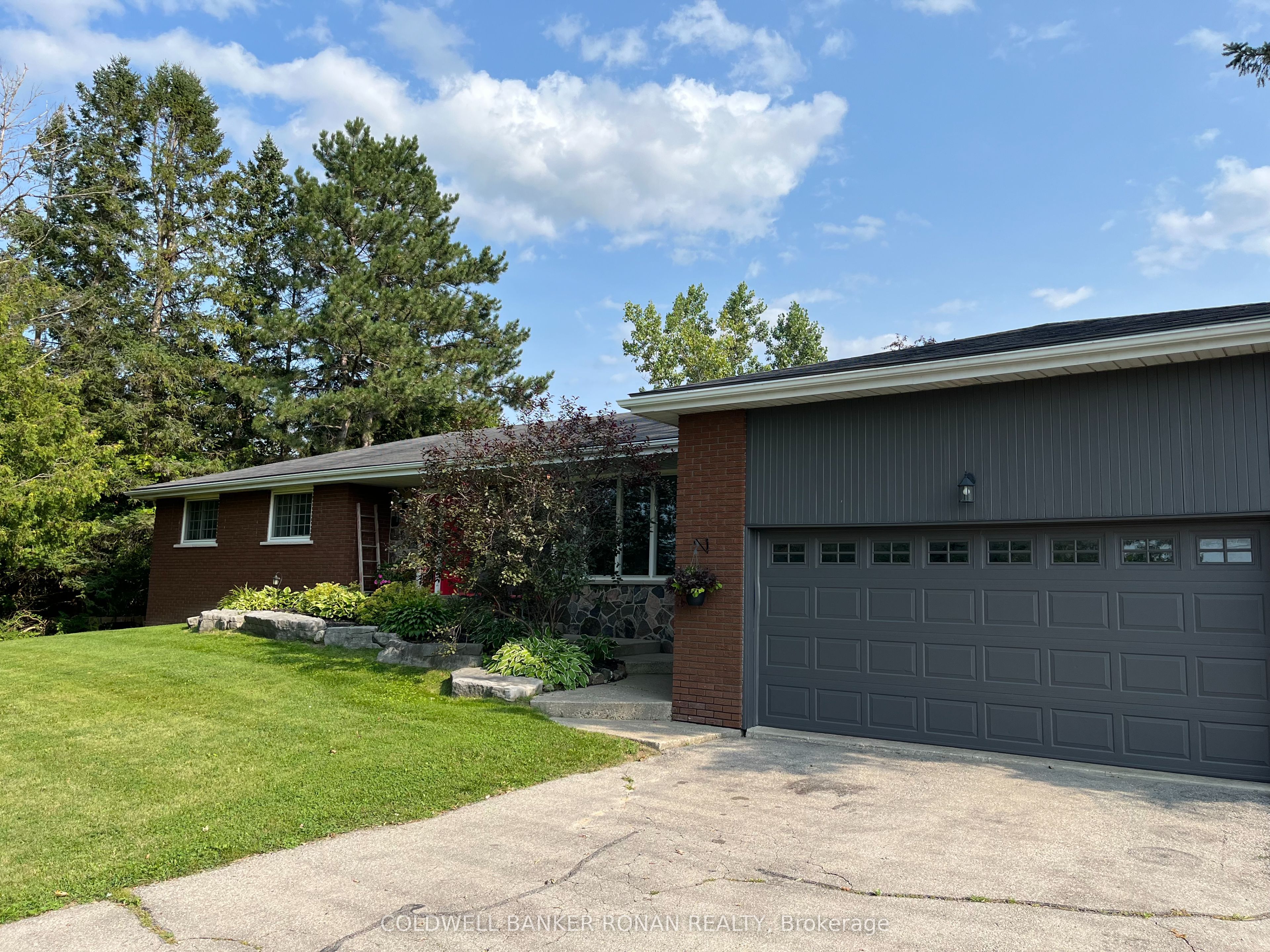 7157 5th Line Property Photo 2