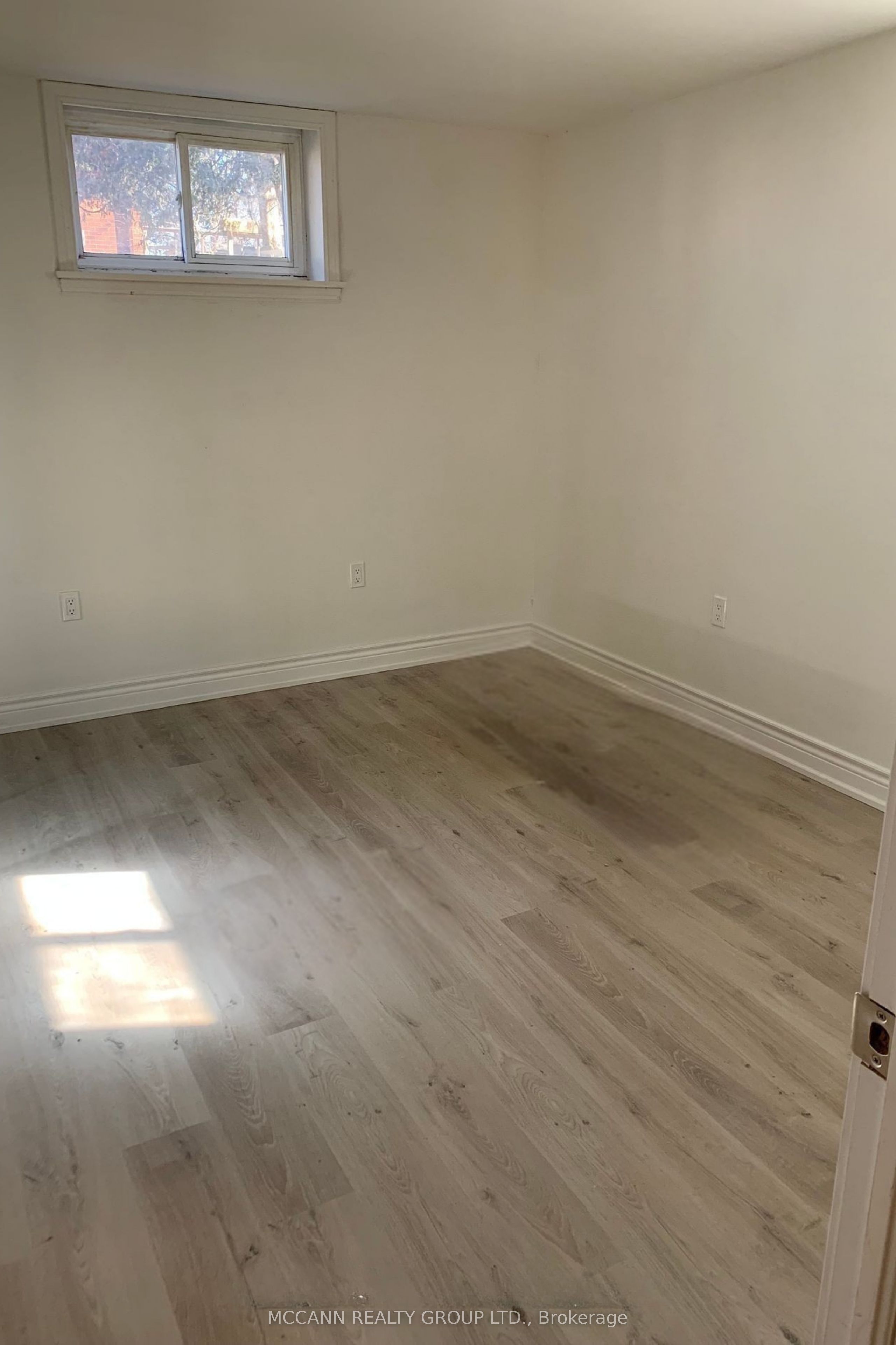 562 Mulock Court B Property Photo 3