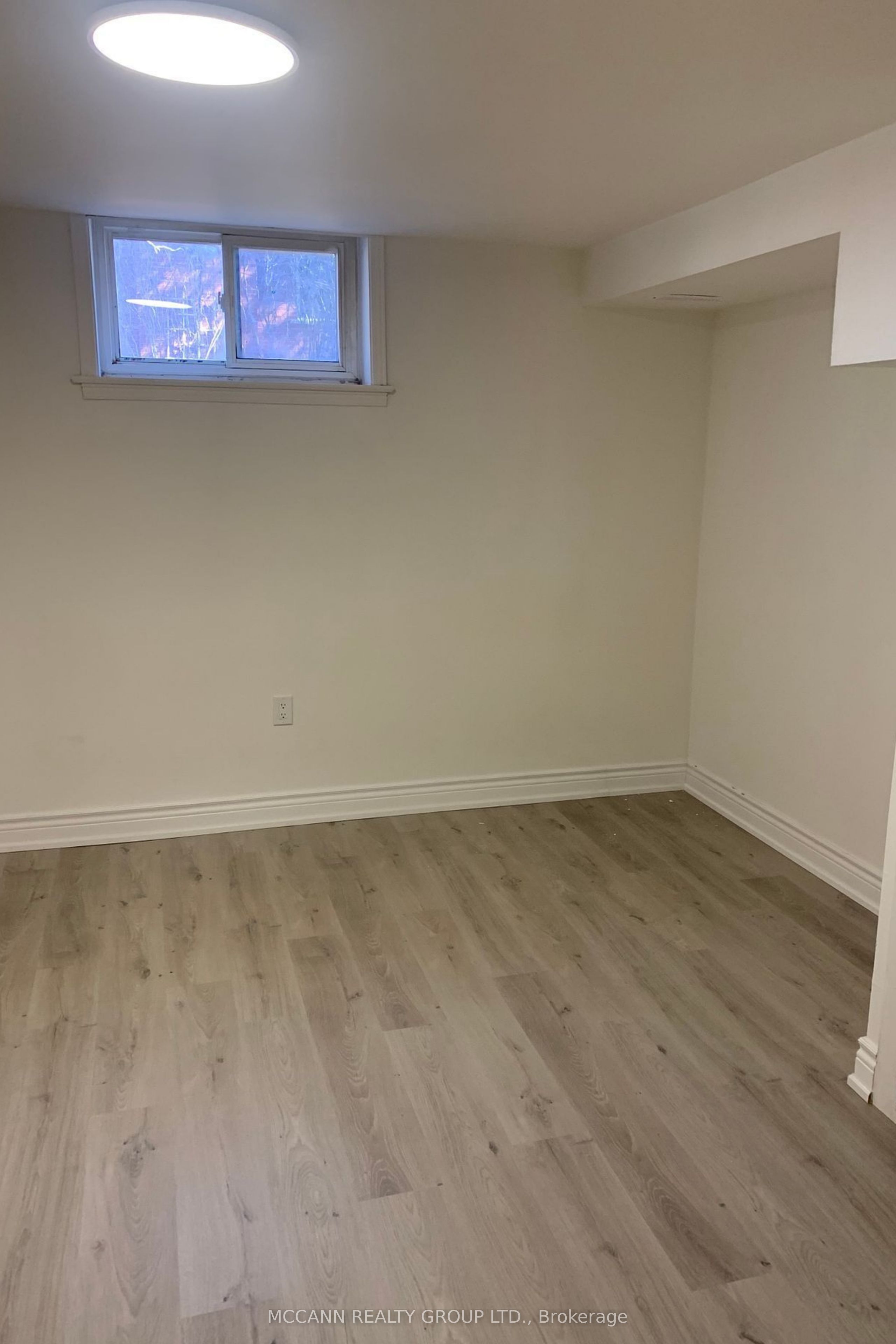 562 Mulock Court B Property Photo 5