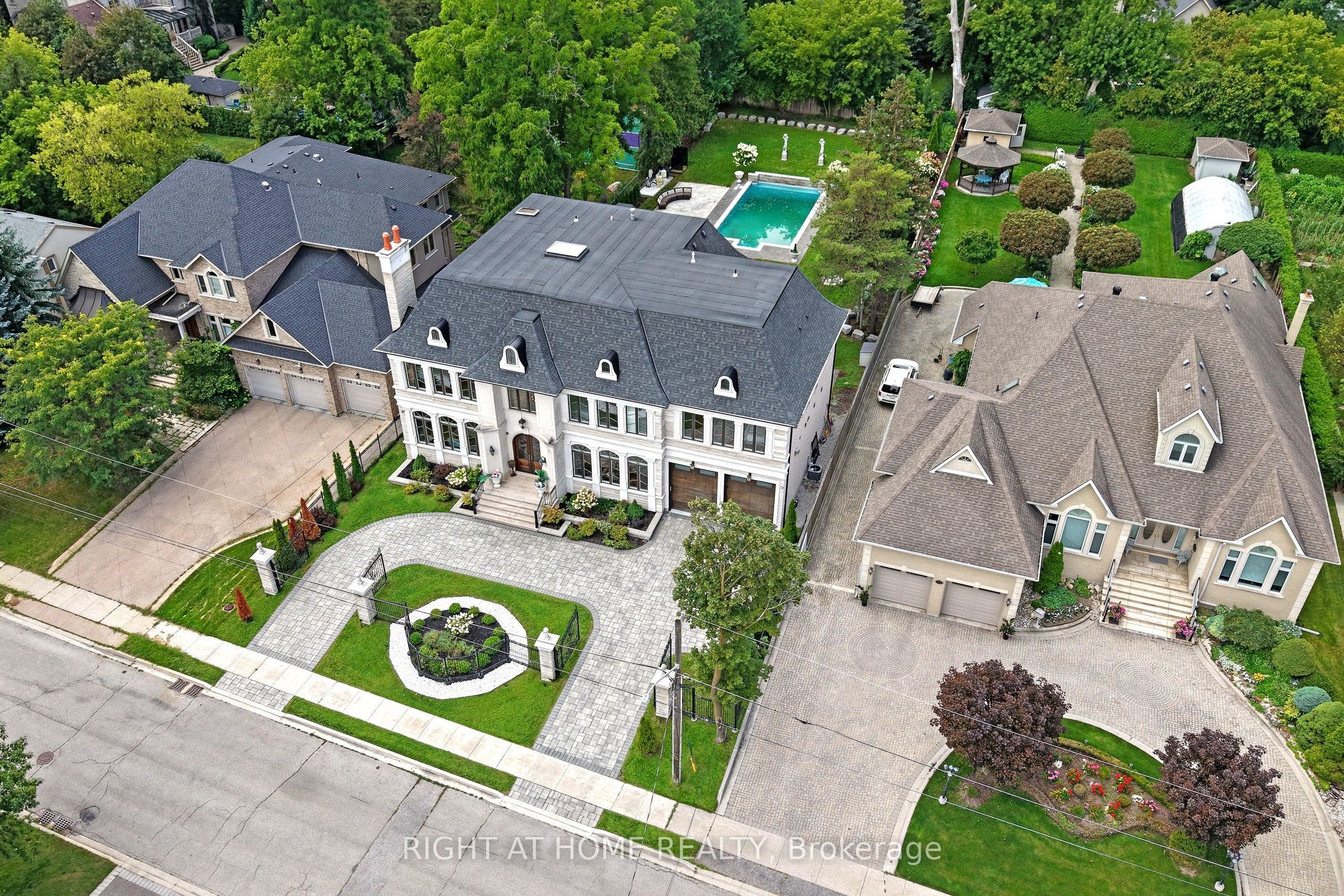 10 Yongeview Avenue Property Photo 6