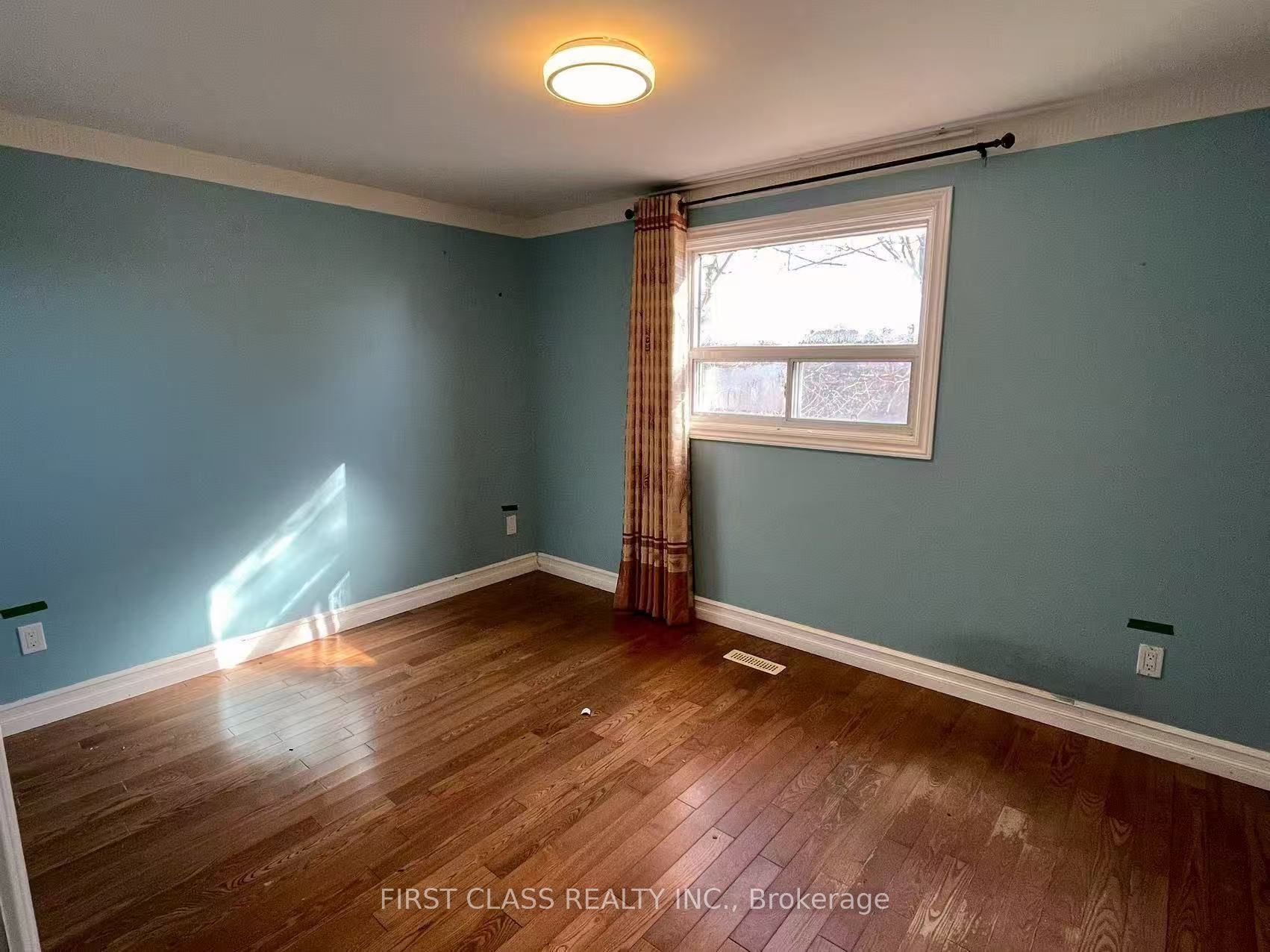 53 Aberfeldy Crescent Main & Second Floor Property Photo 3