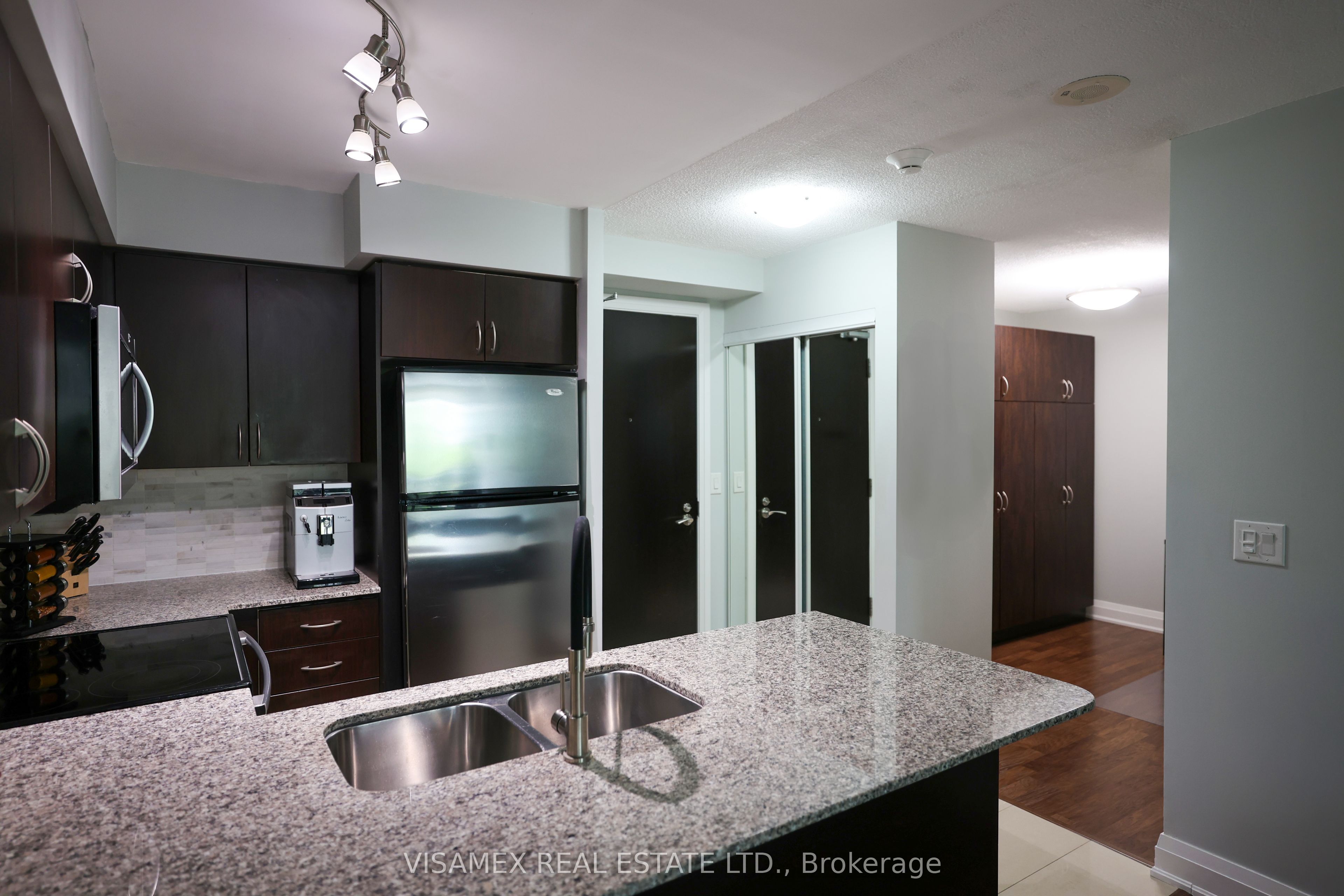 20 North Park Road 210 Property Photo 6
