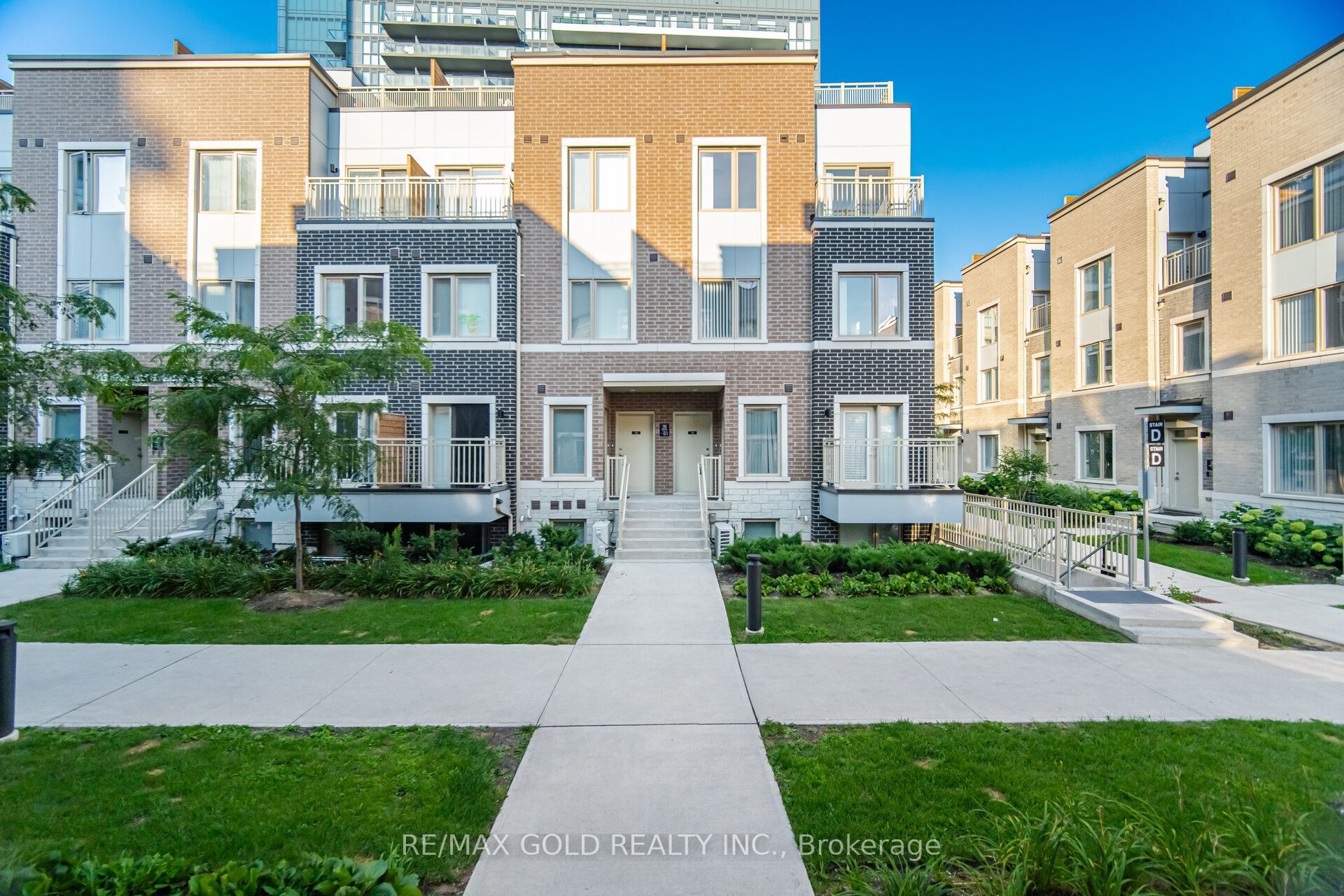 39 Honeycrisp Crescent TH83 Property Photo 1
