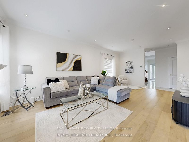 60 Colombo Crescent Main Property Photo 2