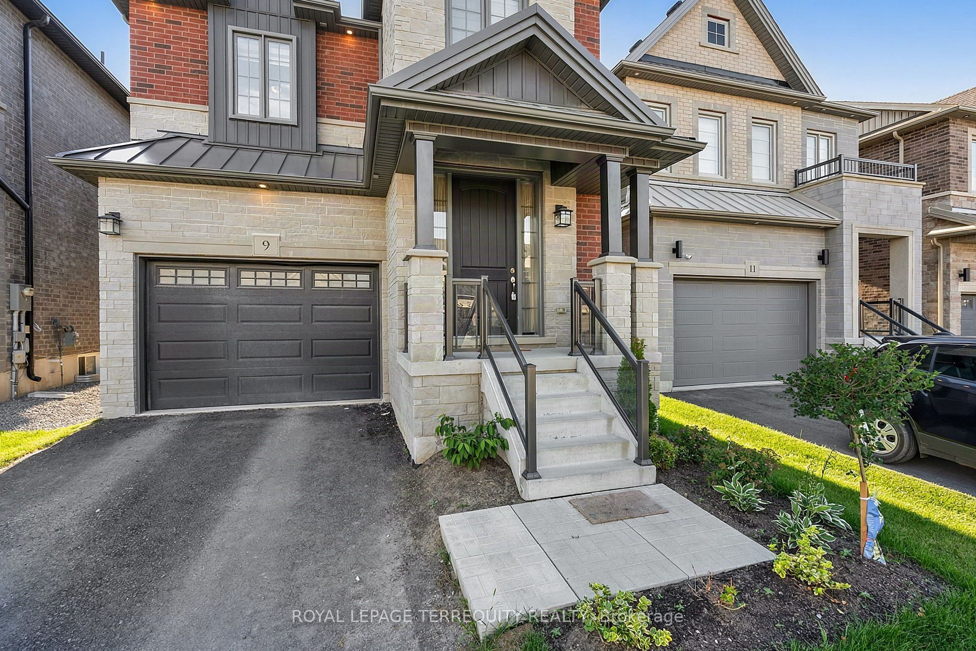 9 Kiernan Crescent N Property Photo 2