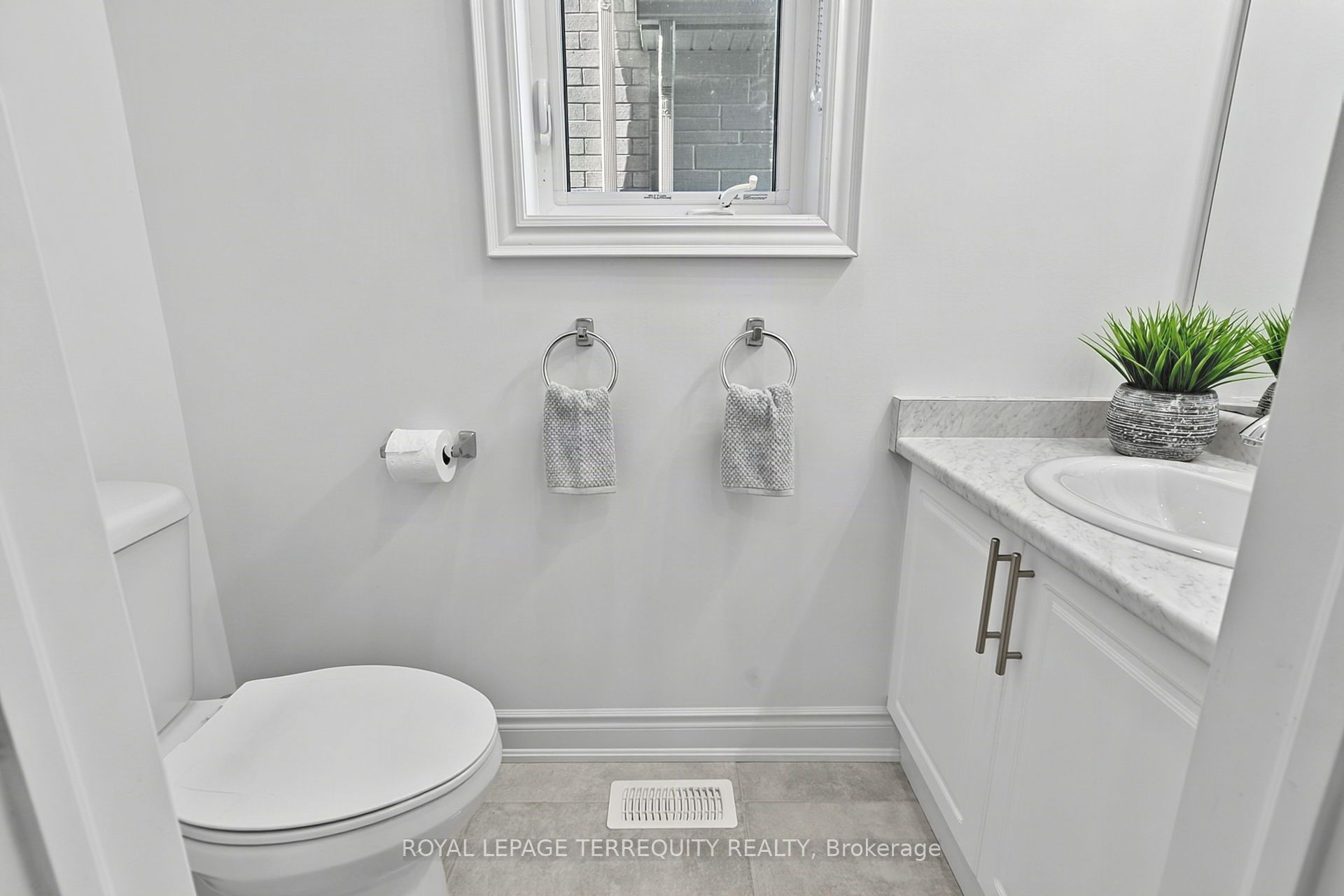 9 Kiernan Crescent N Property Photo 16