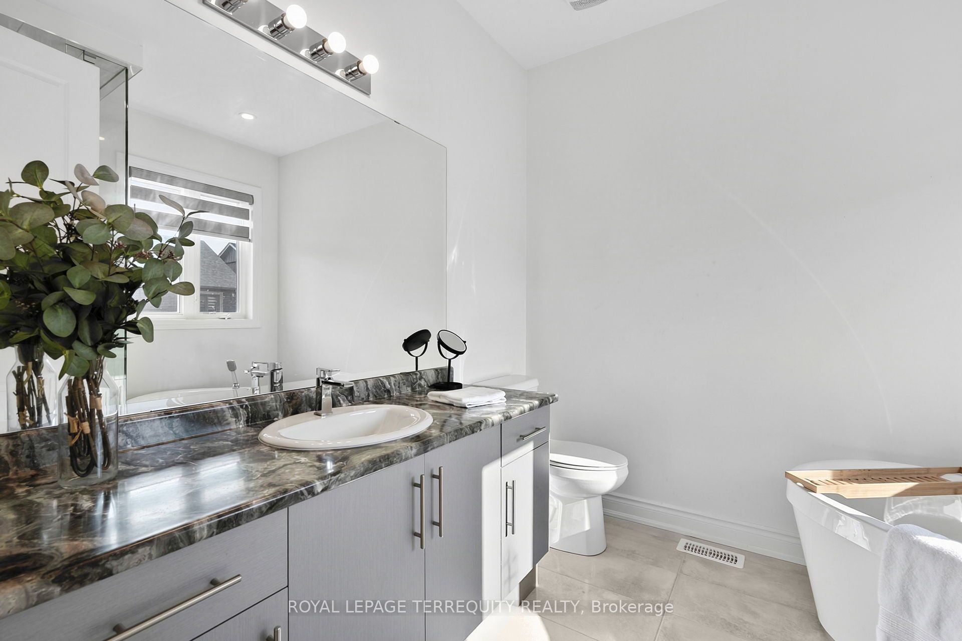 9 Kiernan Crescent N Property Photo 21