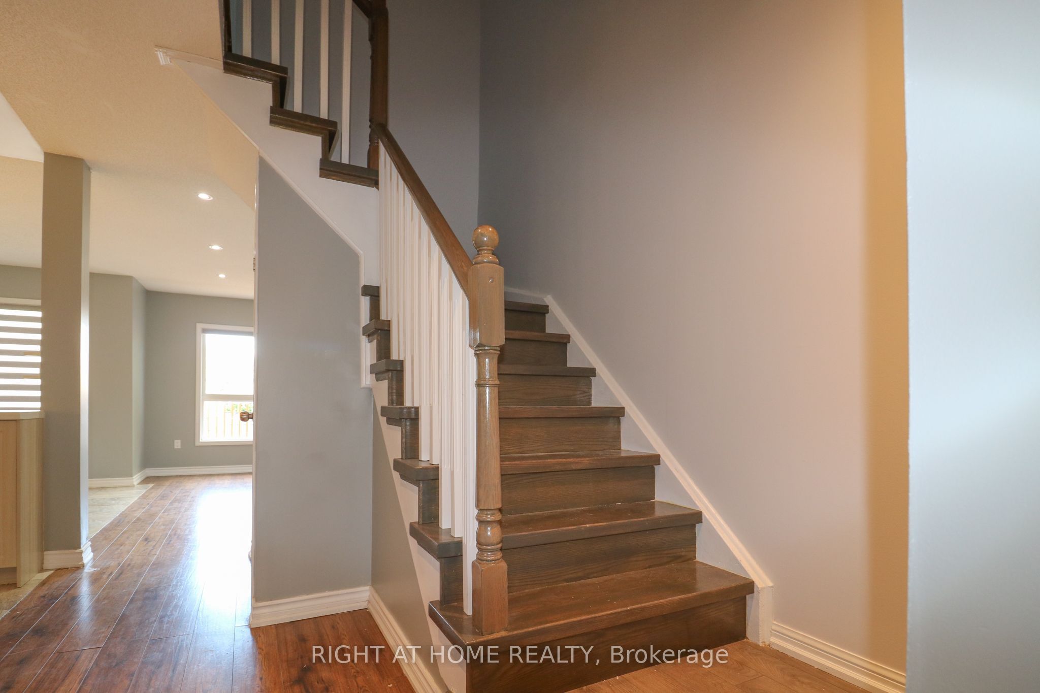 497 Ainsworth Drive E Property Photo 2