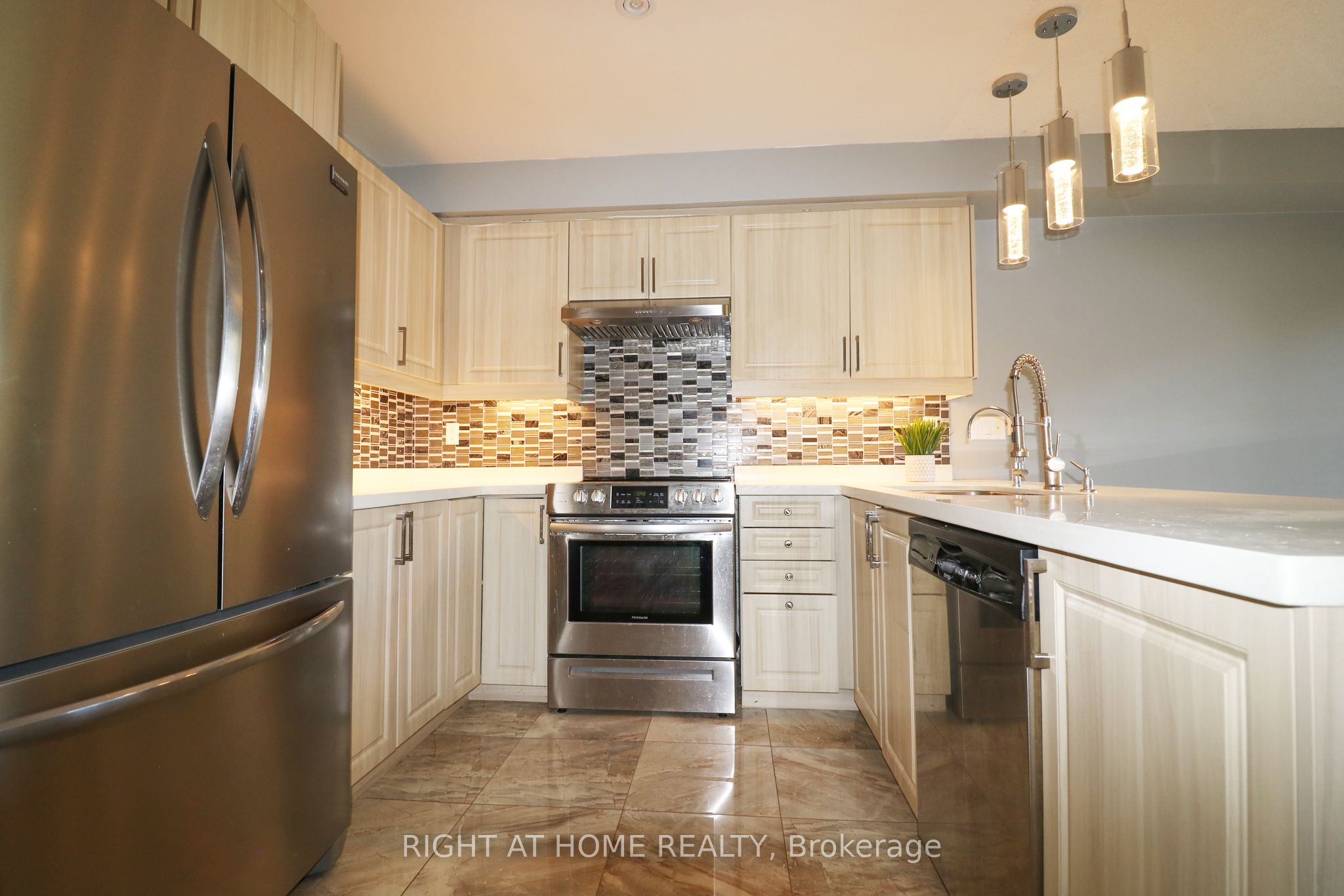 497 Ainsworth Drive E Property Photo 4
