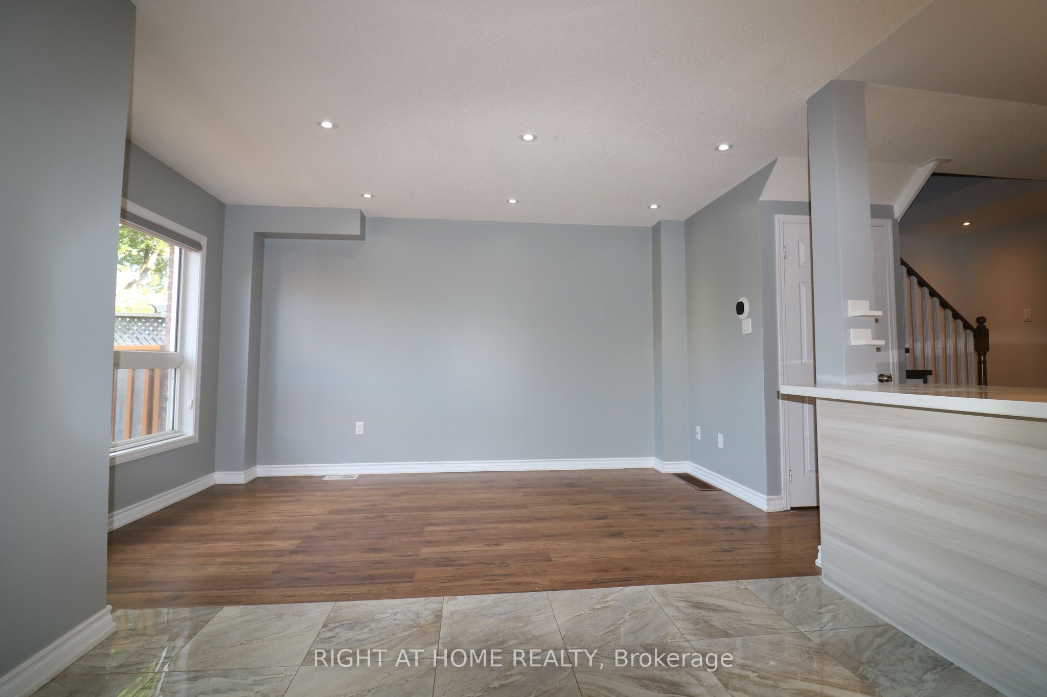 497 Ainsworth Drive E Property Photo 5