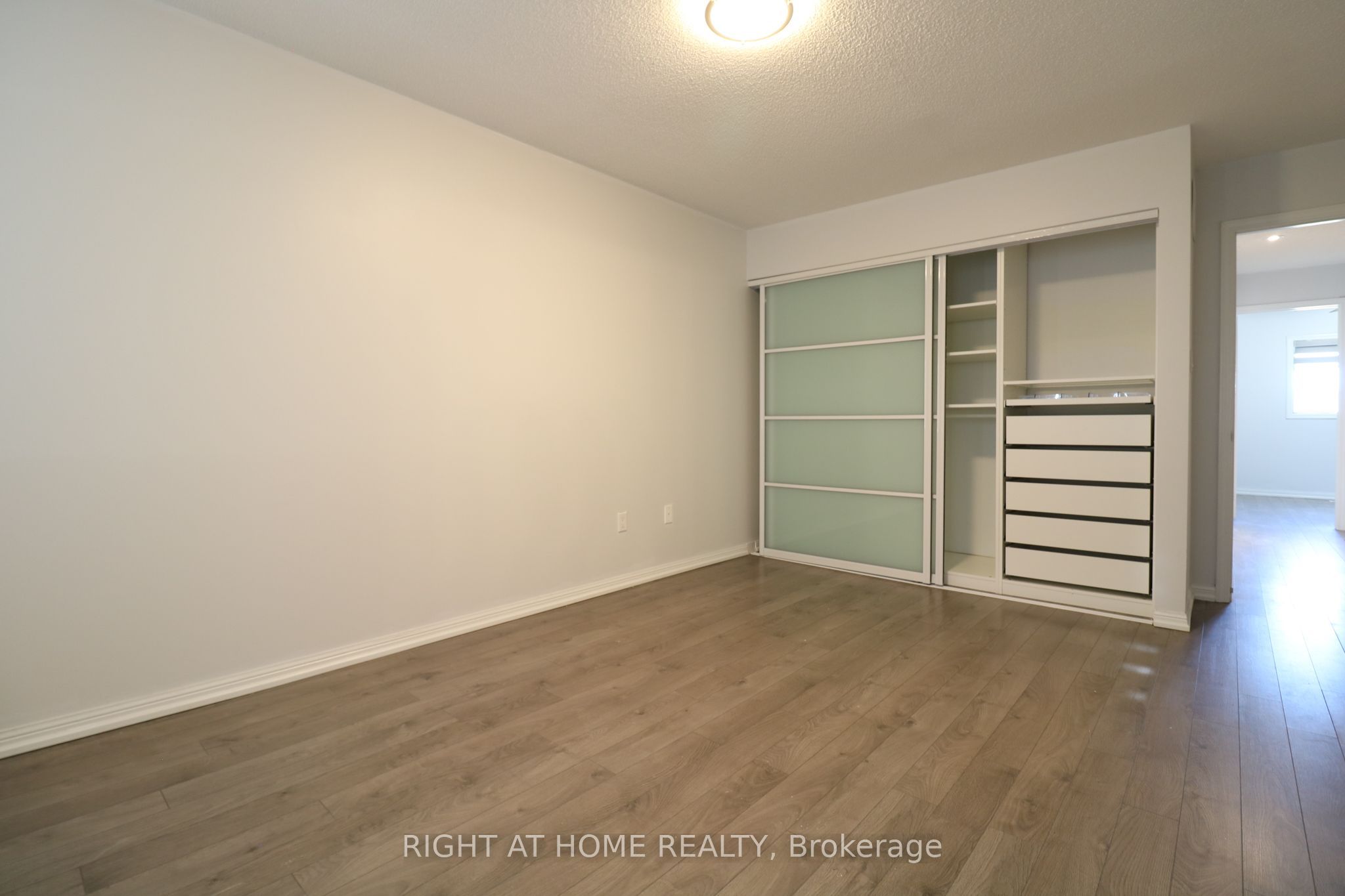 497 Ainsworth Drive E Property Photo 9