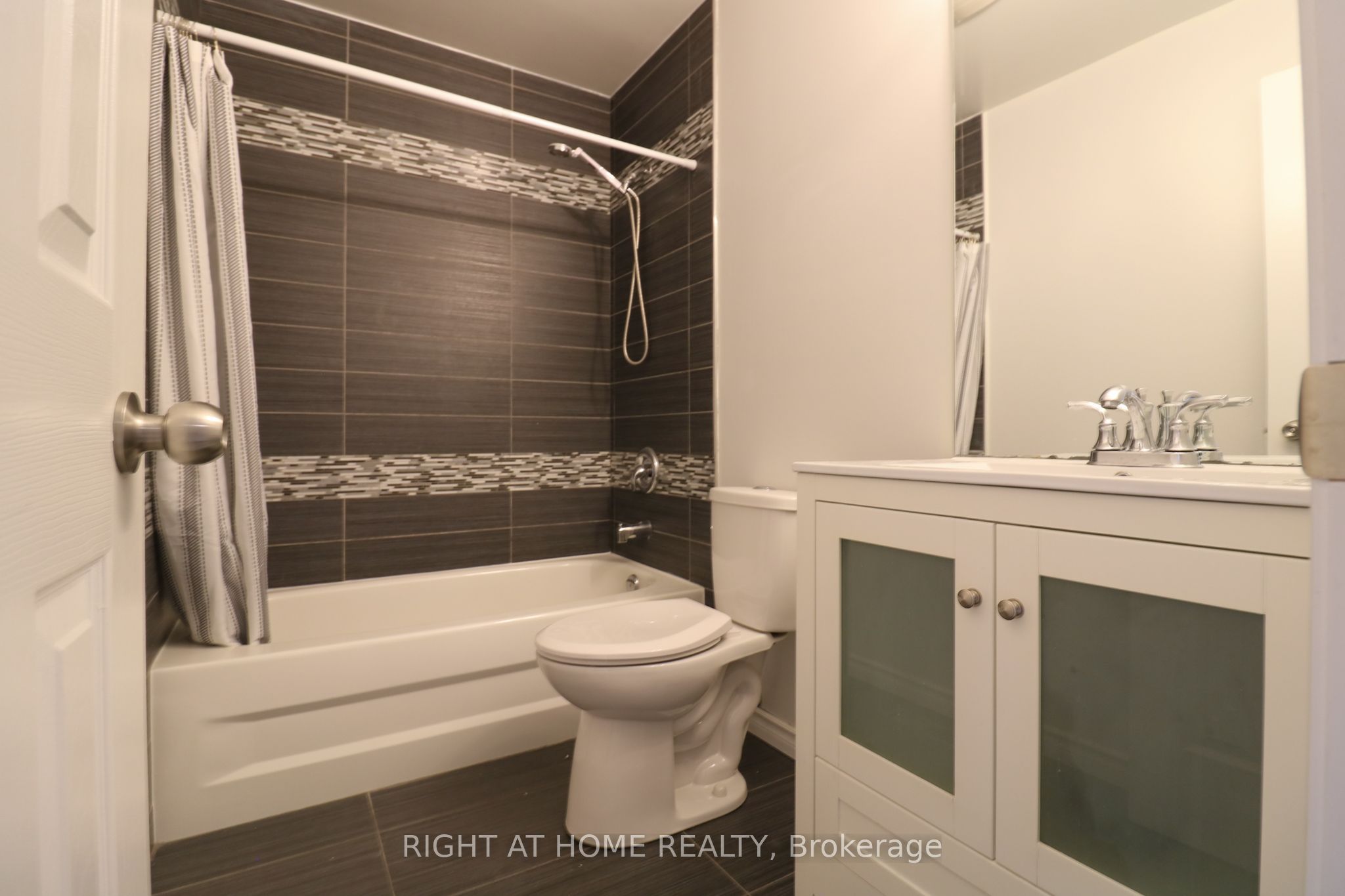 497 Ainsworth Drive E Property Photo 14