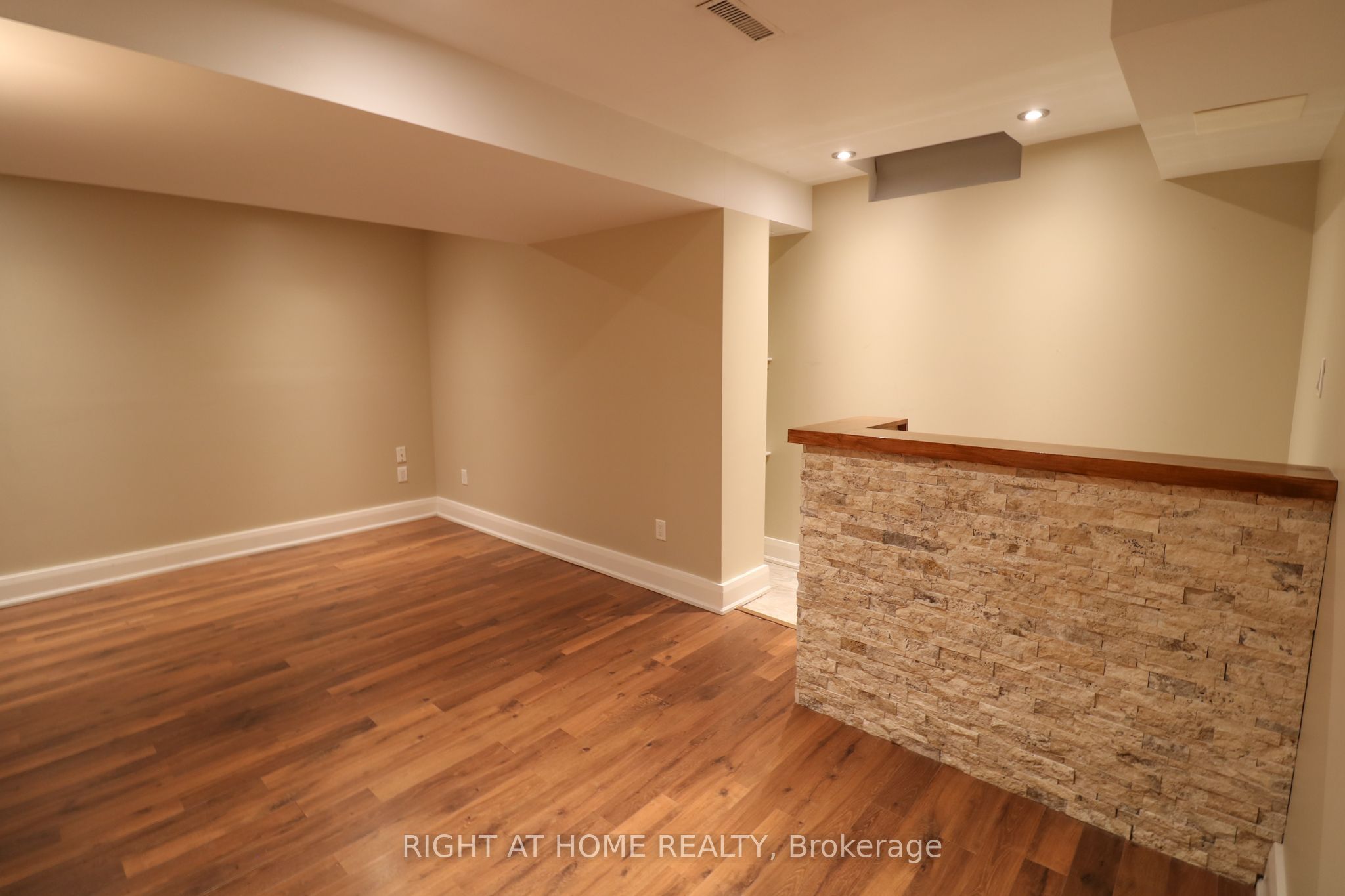 497 Ainsworth Drive E Property Photo 17
