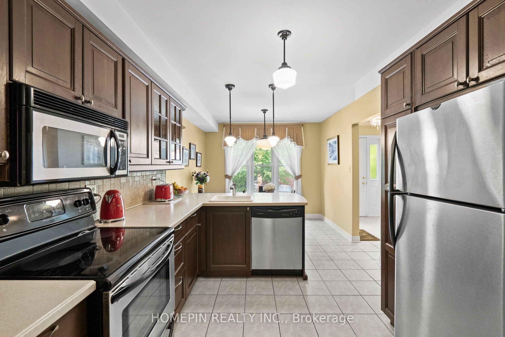 84 Confederation Way Property Photo 3
