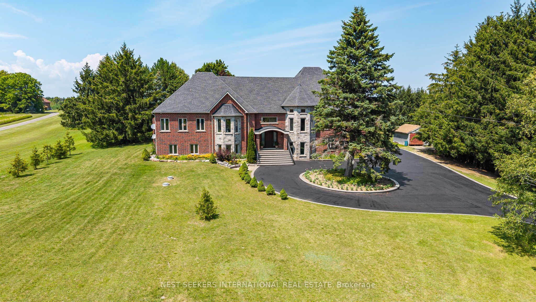 8490 19th Side Road Property Photo 1